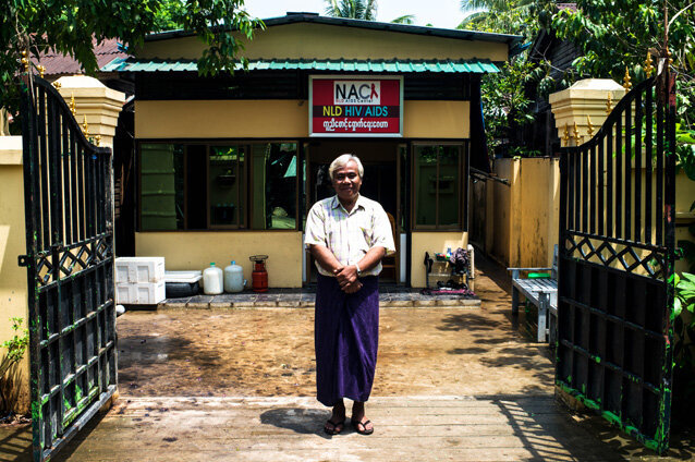 NLD Aids Center Bildet viser U Thein Htay foran NLD Aids Center.