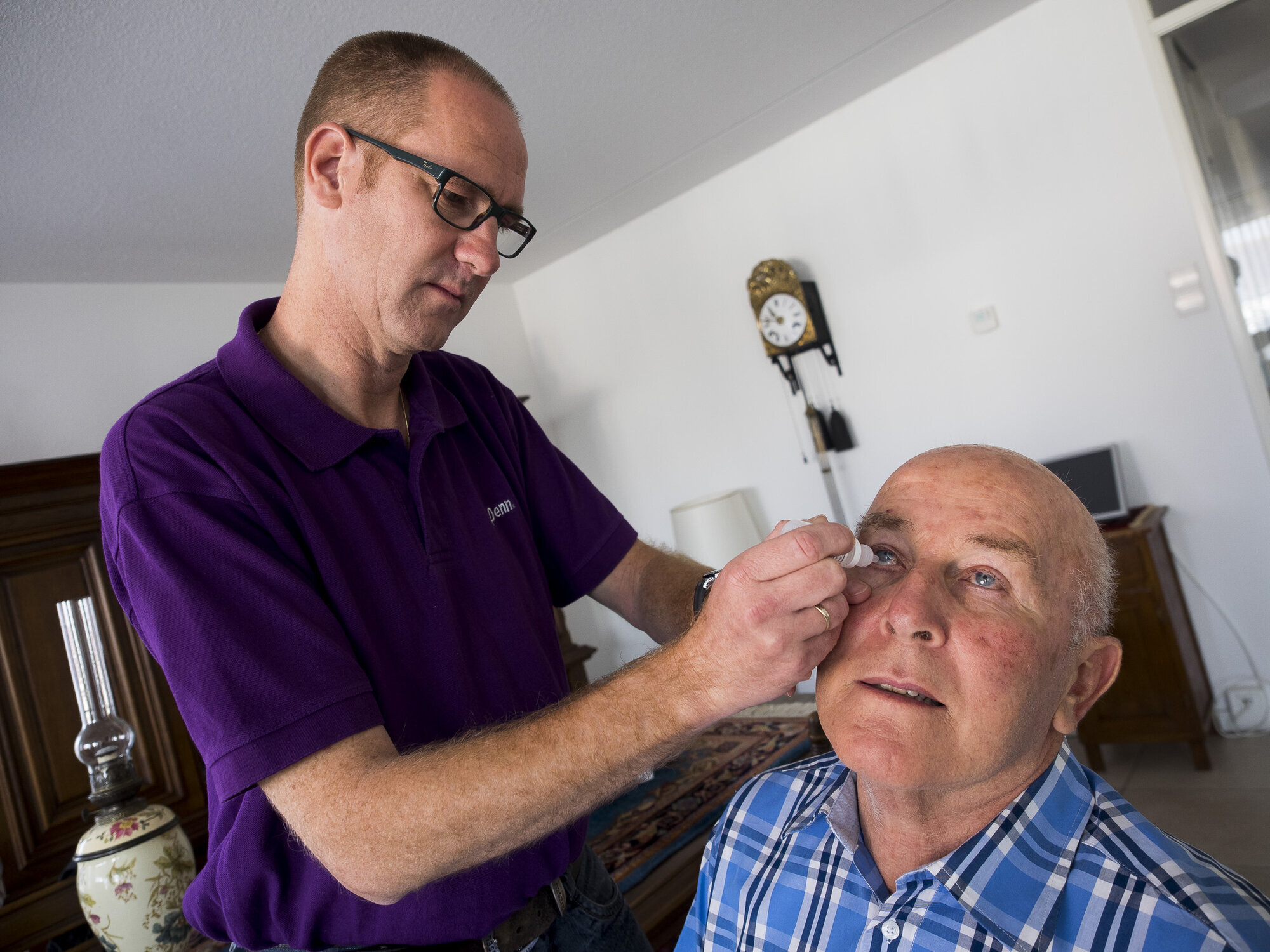 Jan Herings kone døde i fjor. Nå prøver hjemmesykepleier Arjen Tissingh ham til å ta tak i livet igjen.