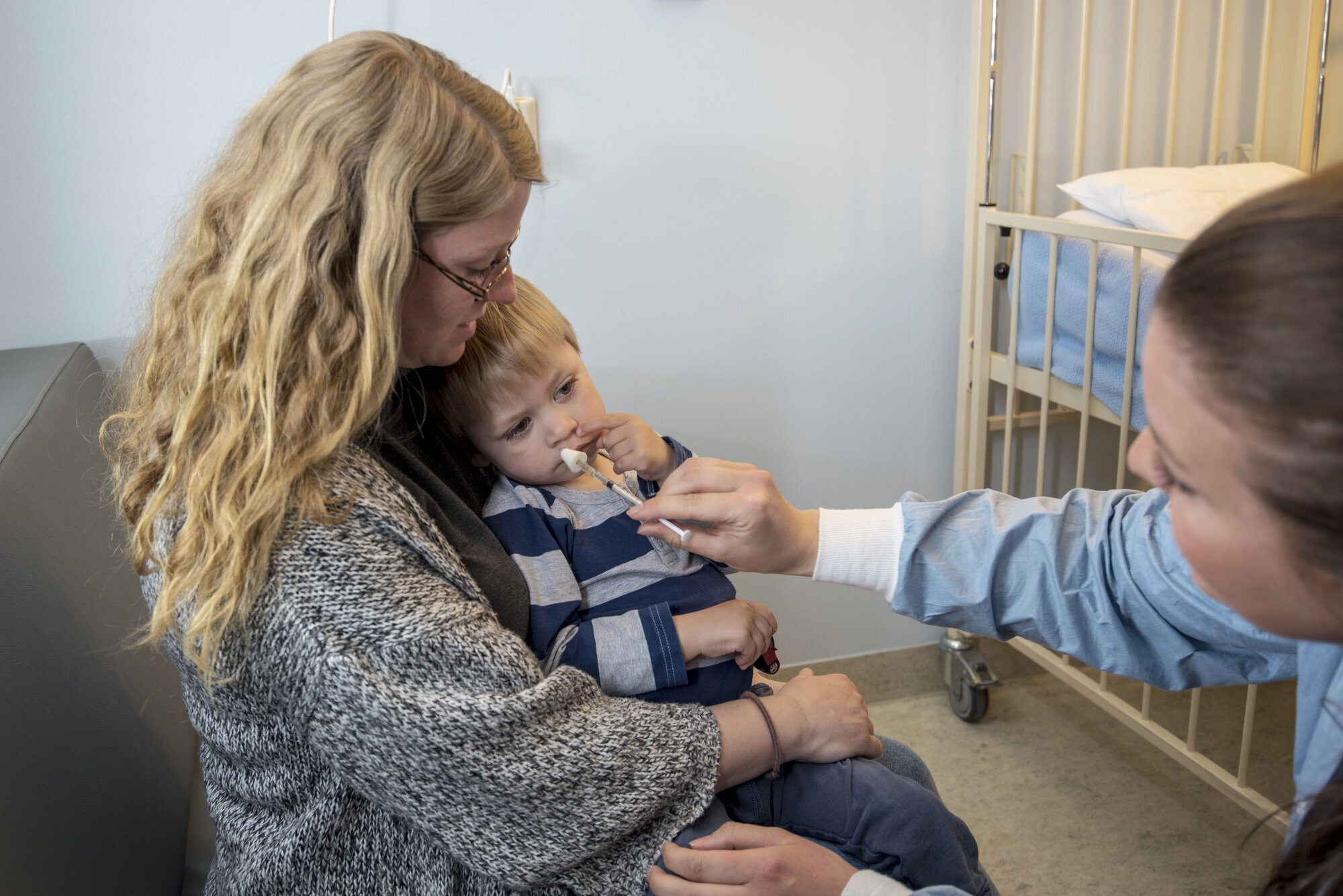 Nesespray Bildet viser Oliver som får intranasal Dexmedetomidin