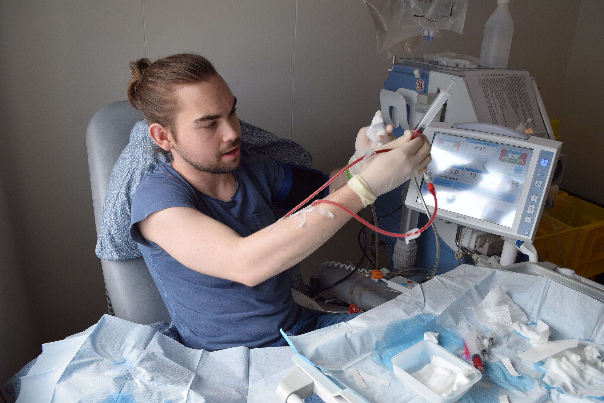 Hjemmedialyse Bildet viser Nikolai Raabye Haugen som klargjør hjemmehemodialysen