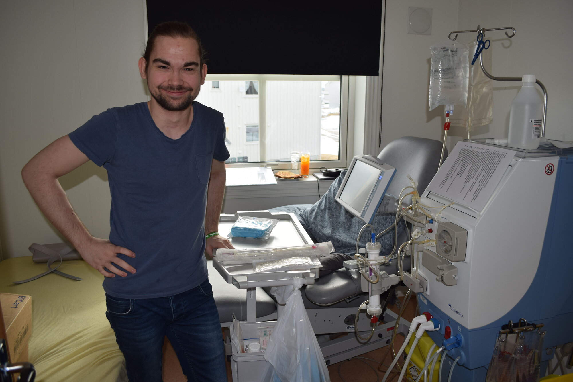 Nikolai Raabye Haugen Bildet viser Nikolai Raabye Haugen på gjesterommet sitt som fortiden er okkupert av hjemmehemodialysemaskinen Gambroline