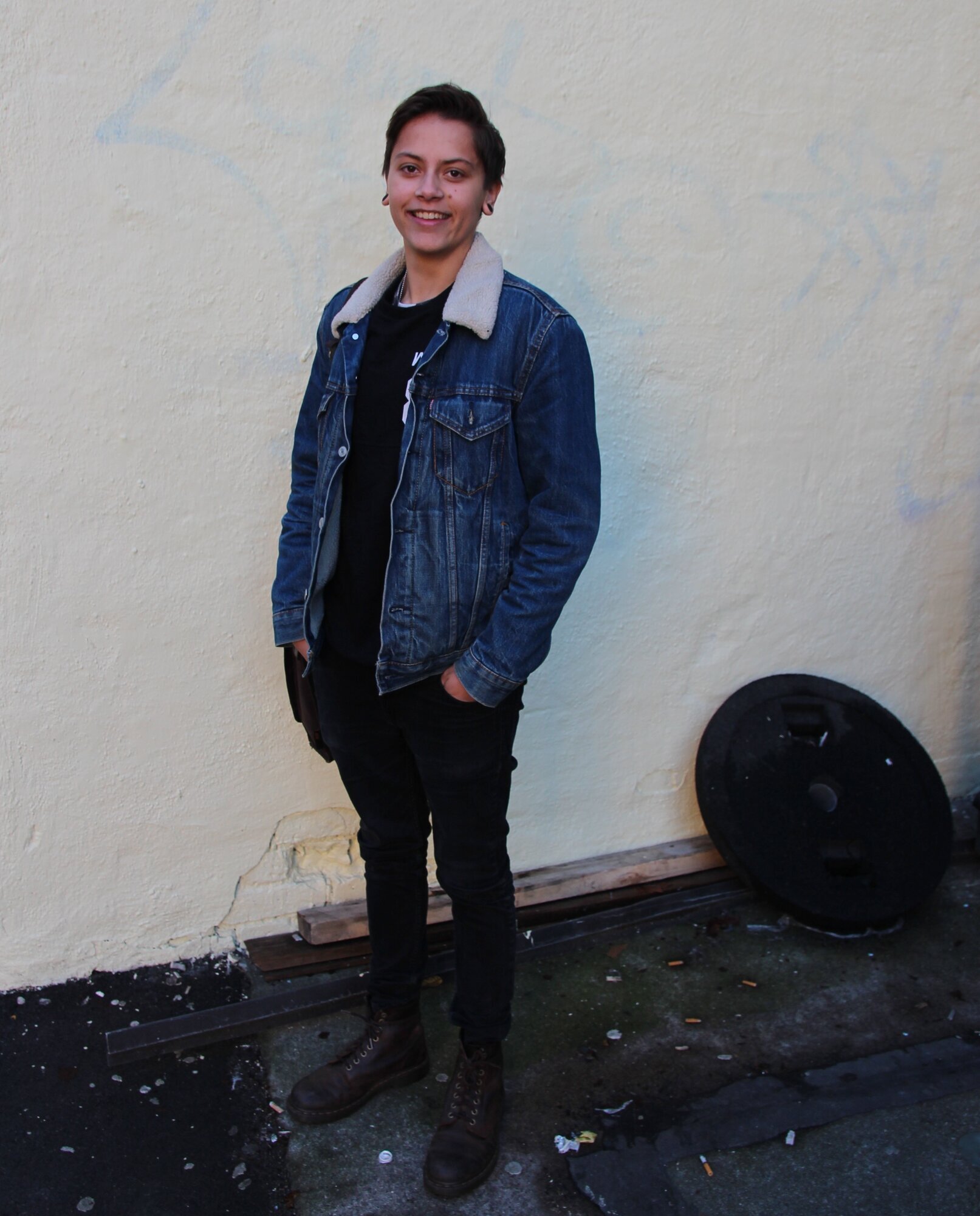 Bildet viser Noah som står foran en husvegg.