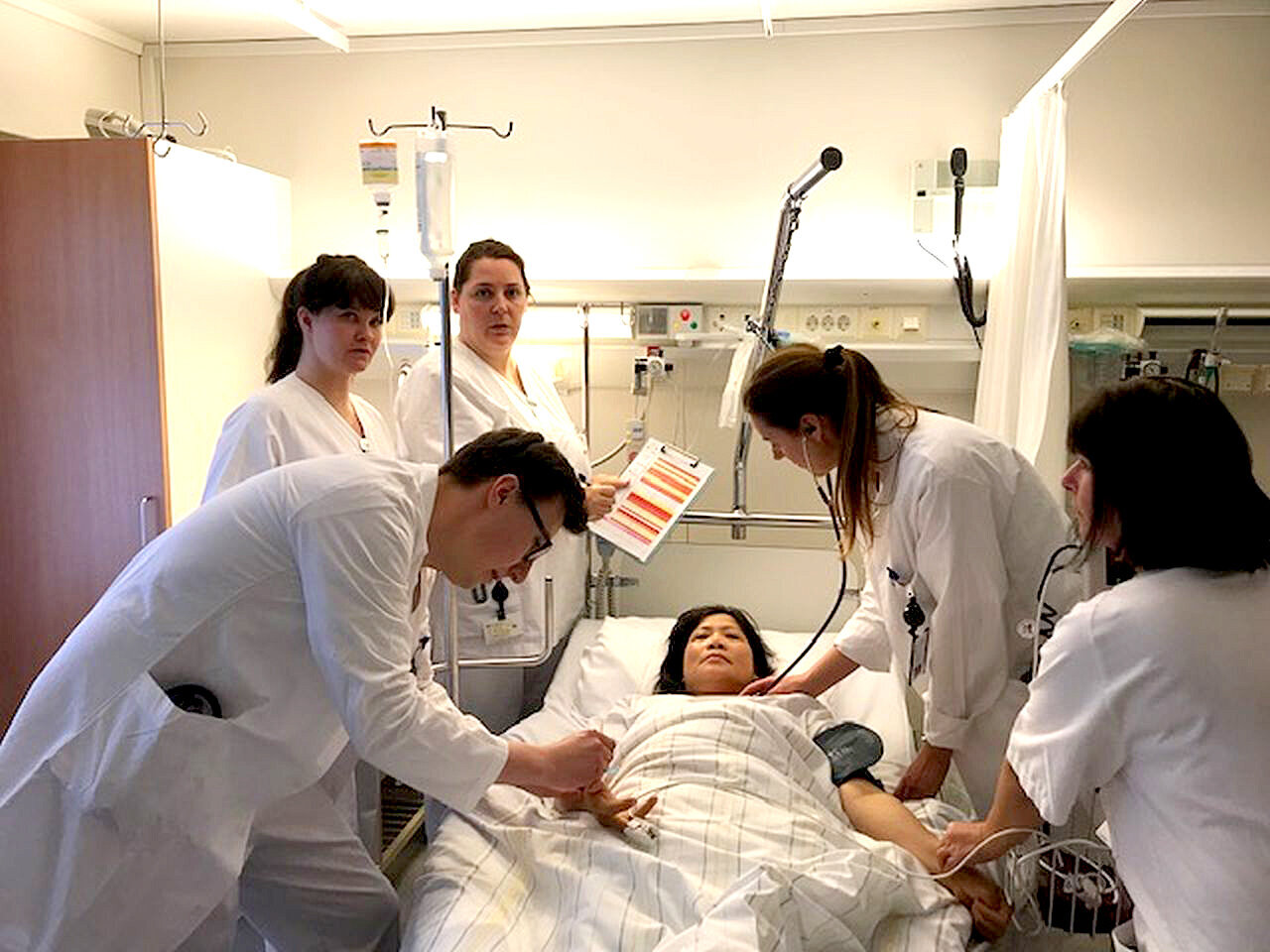 sepsis, sengepost, Sykehuset Telemark Bildet viser helsepersonell rundt en pasientseng.