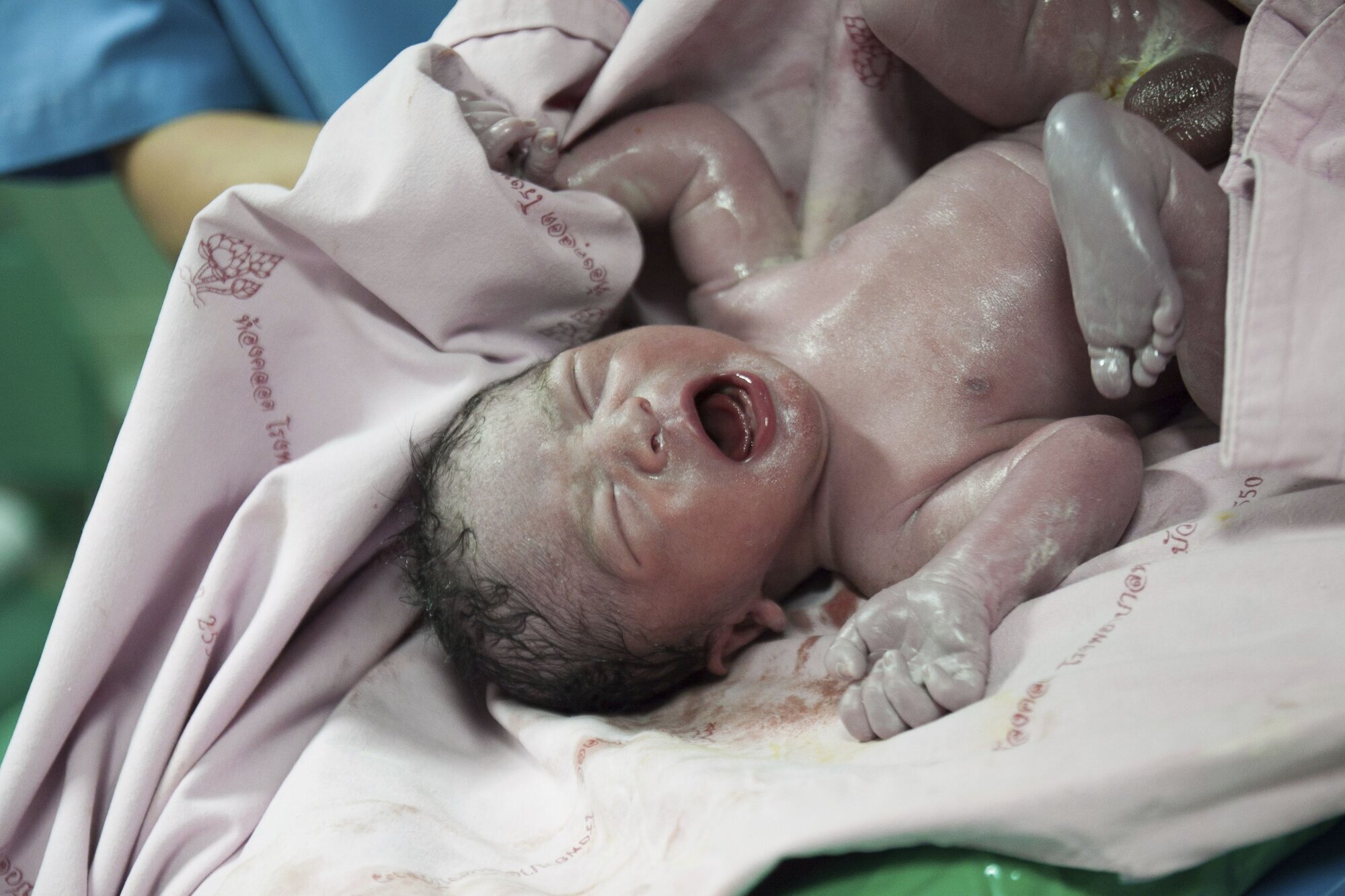 Nyfødt Nyfødt baby som skriker