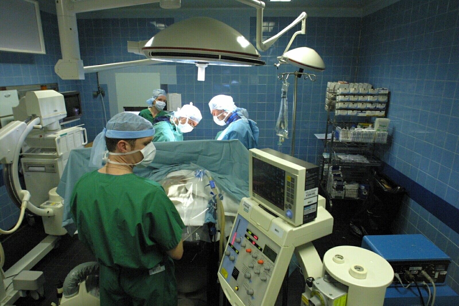 Bilde fra operasjonssal med lege og sykepleiere Bilde fra operasjonssal med lege og sykepleiere