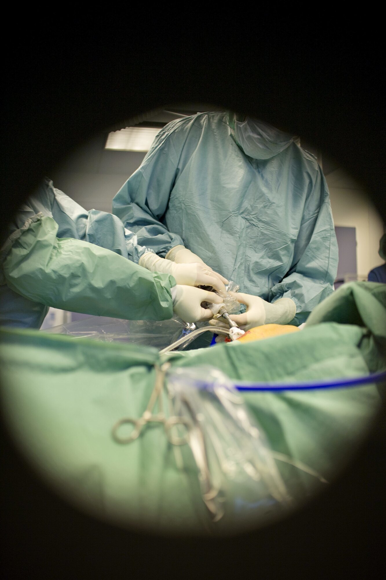 Operasjon Viser operasjon gjennom dørvinduet inn til operasjonsstua