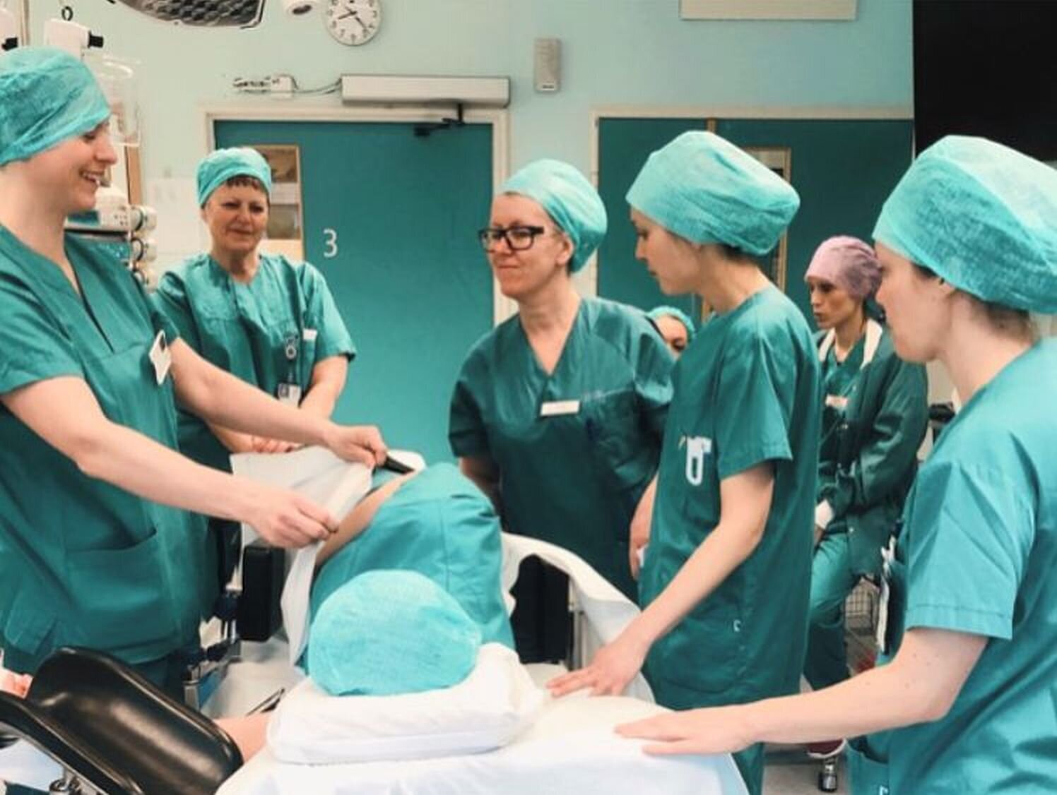 operasjonssykepleier, operasjonssykepleie Bildet viser operasjonssykepleiere som øver på å leire.