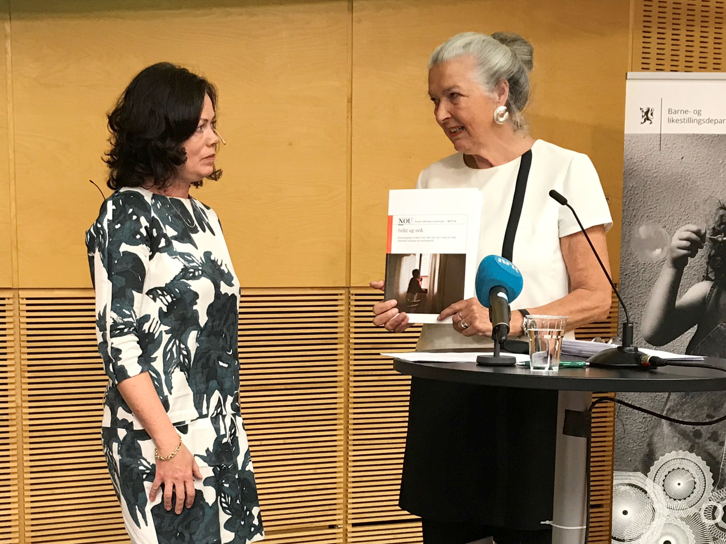 Solveig Horne, barne og likestillingsminister og Ann-Kristin Olsen, leder av Barnevoldsutvalget. Solveig Horne, barne og likestillingsminister og Ann-Kristin Olsen, leder av Barnevoldsutvalget.