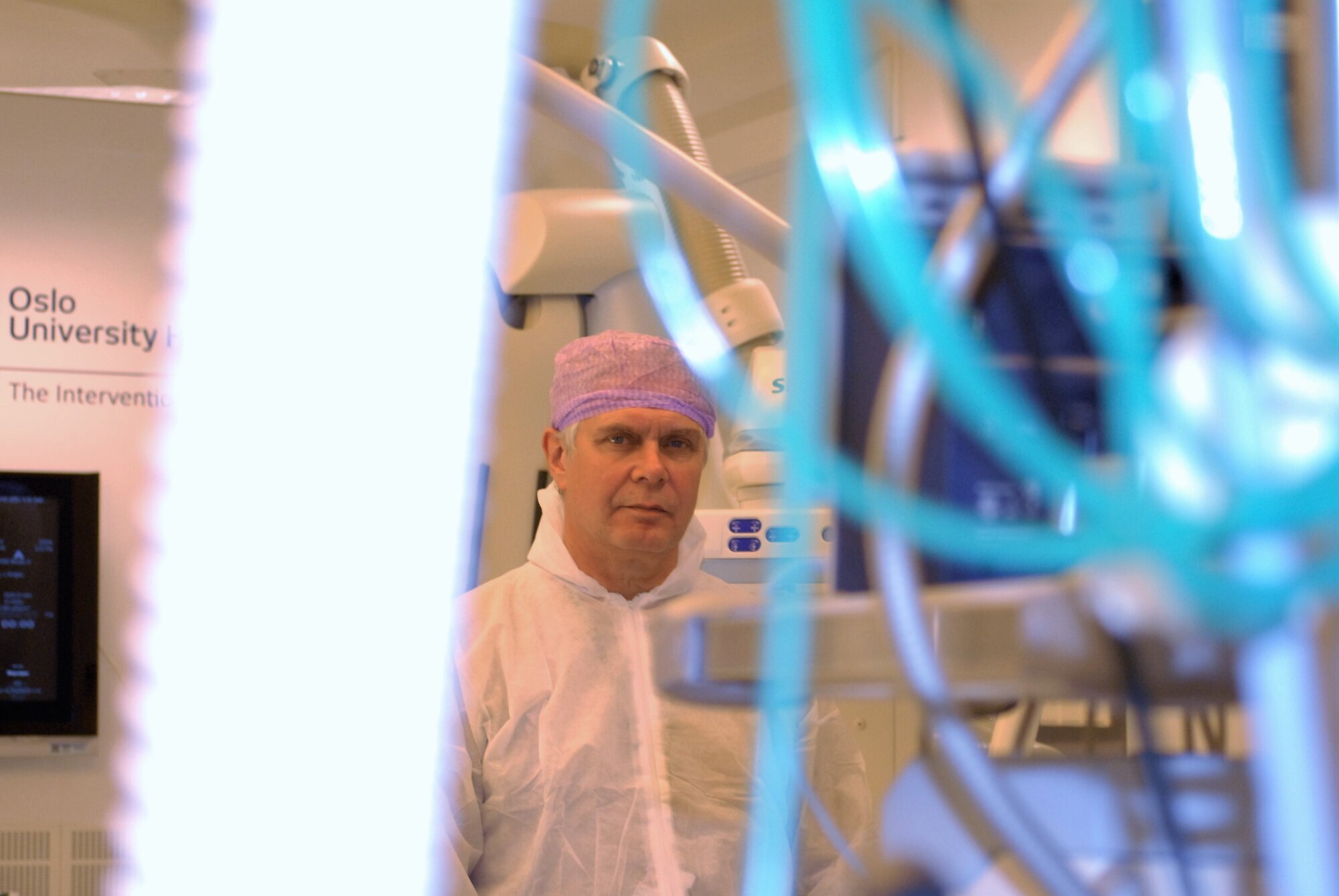 På Intervensjonssenteret utvikles avanserte, medisinske prosedyrer med høyteknologisk støtte. Bildet er et portrett av forsker og kirurg Karl Øyri.