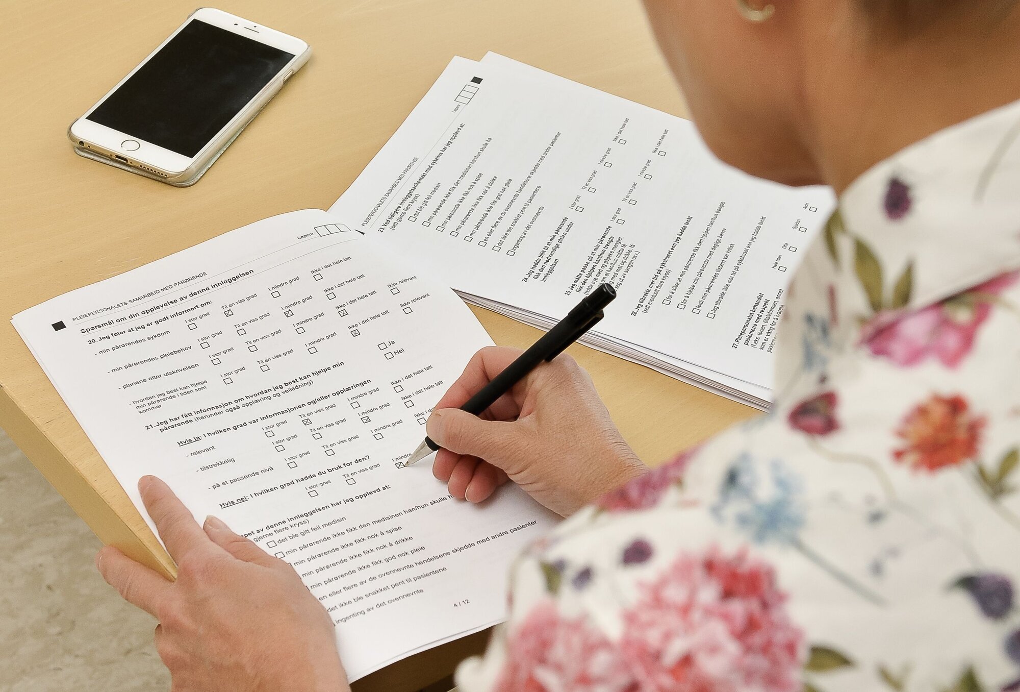 Utfylling av pårørendeskjema Bildet viser en dame som fyller ut pårørendeskjema