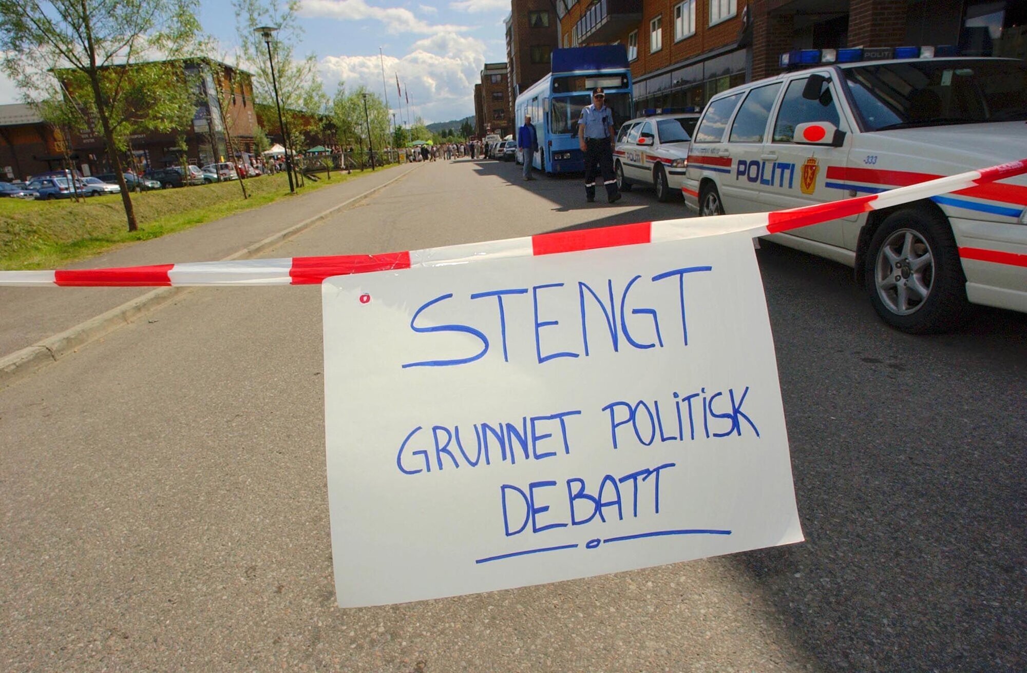 Bildet viser en avsperret vei med et skilt hvor det står "Stengt på grunn av politisk debatt" Bildet viser en avsperret vei med et skilt hvor det står "Stengt på grunn av politisk debatt"