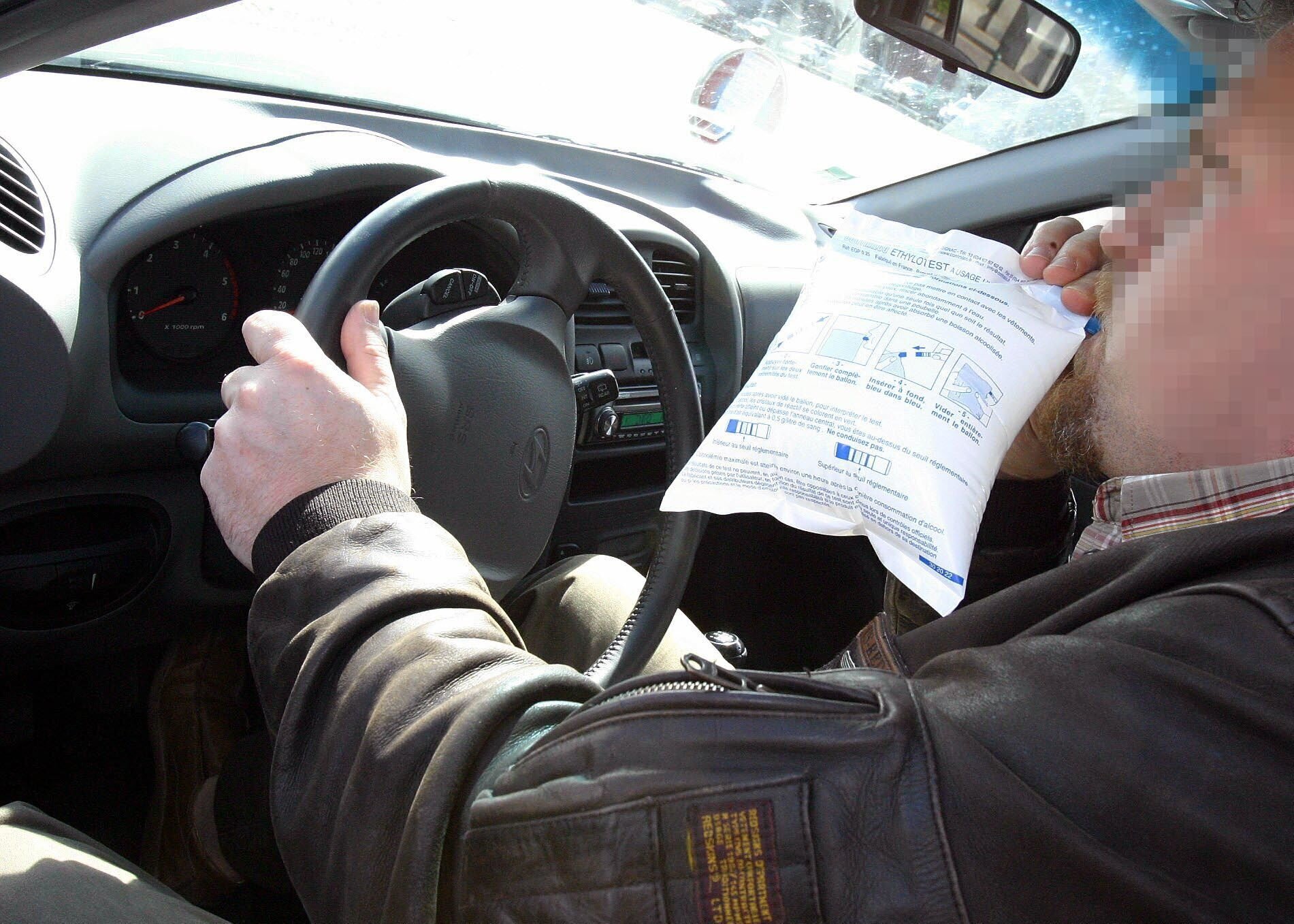 Bilde av bilfører som tar promilletest Bilde av bilfører som tar promilletest