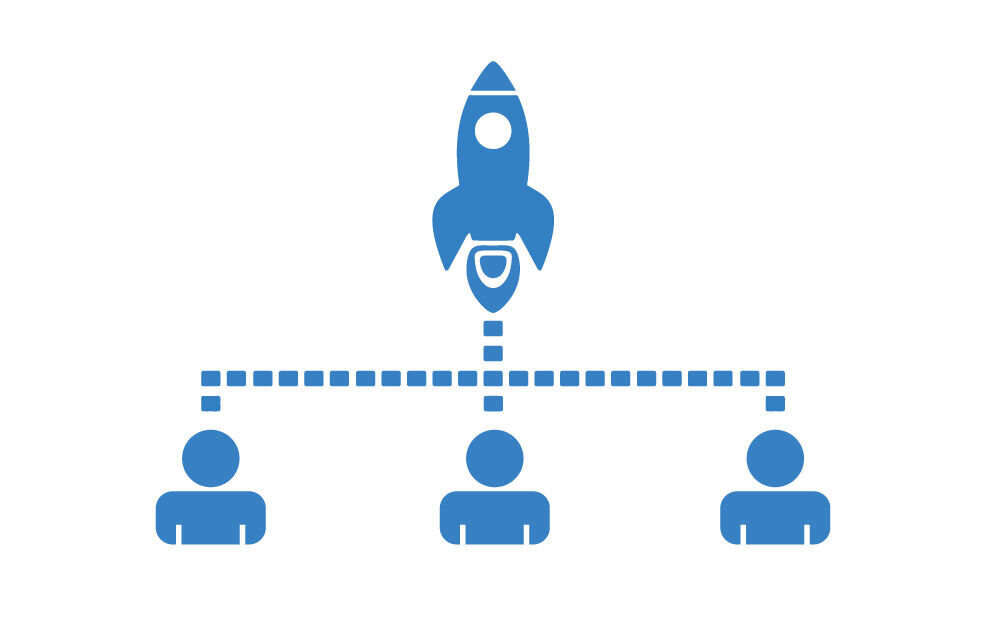 Rakett og mannskap Illustrasjonen viser en rakett med tre mennesker under. De former en slags pyramide.