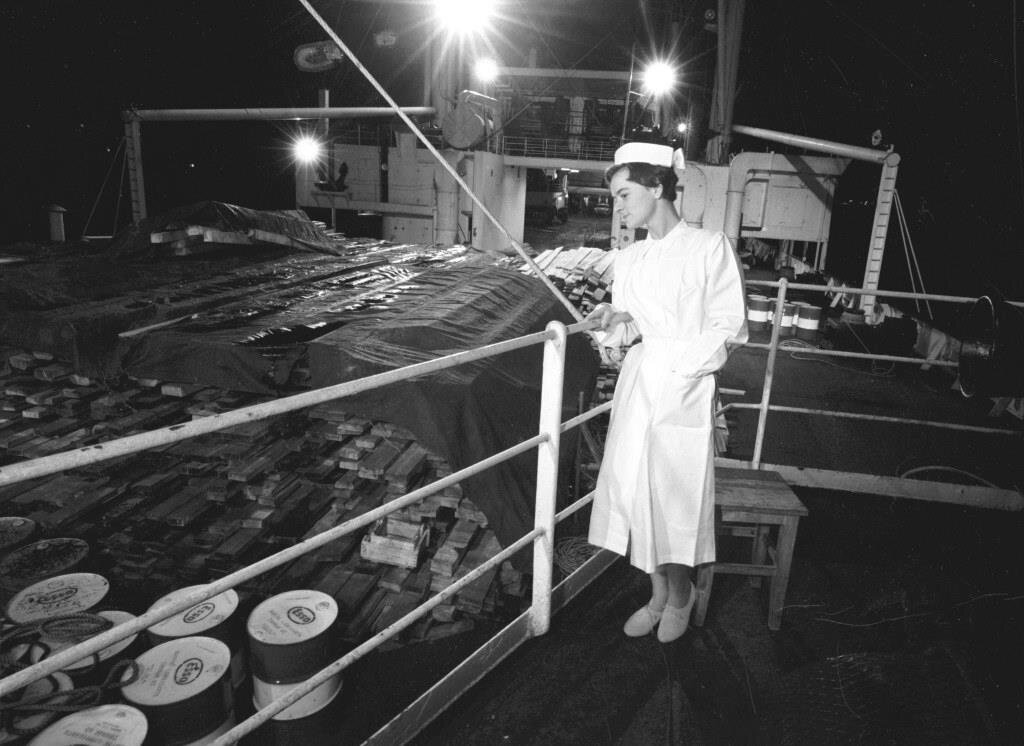 Esther Bergh, senere Nørholm, var den første, kvinnelige sykepleieren på hvalfangst i Antarktis. Bildet viser sykepleieren Esther Bergh (25) om bord i «Balaena» kvelden før avreise fra Tønsberg.