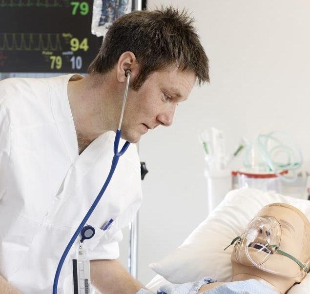 student, simulering Bildet viser en student som øver på en simuleringsdukke.