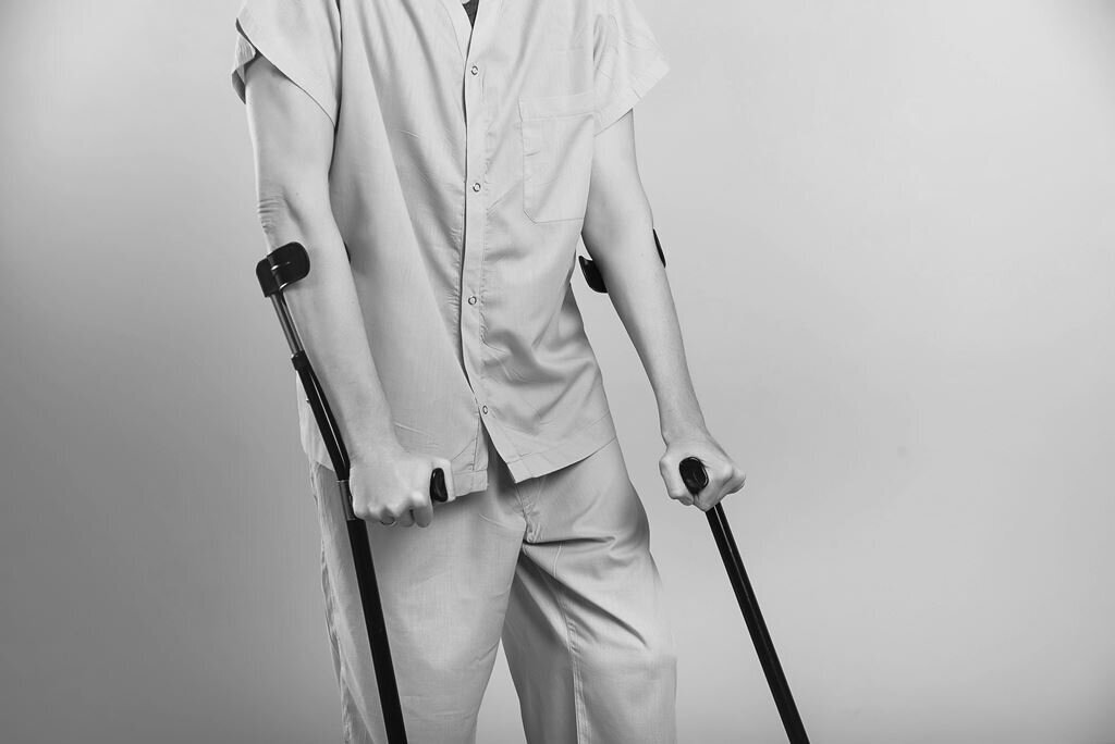Mann med krykker Mann med krykker