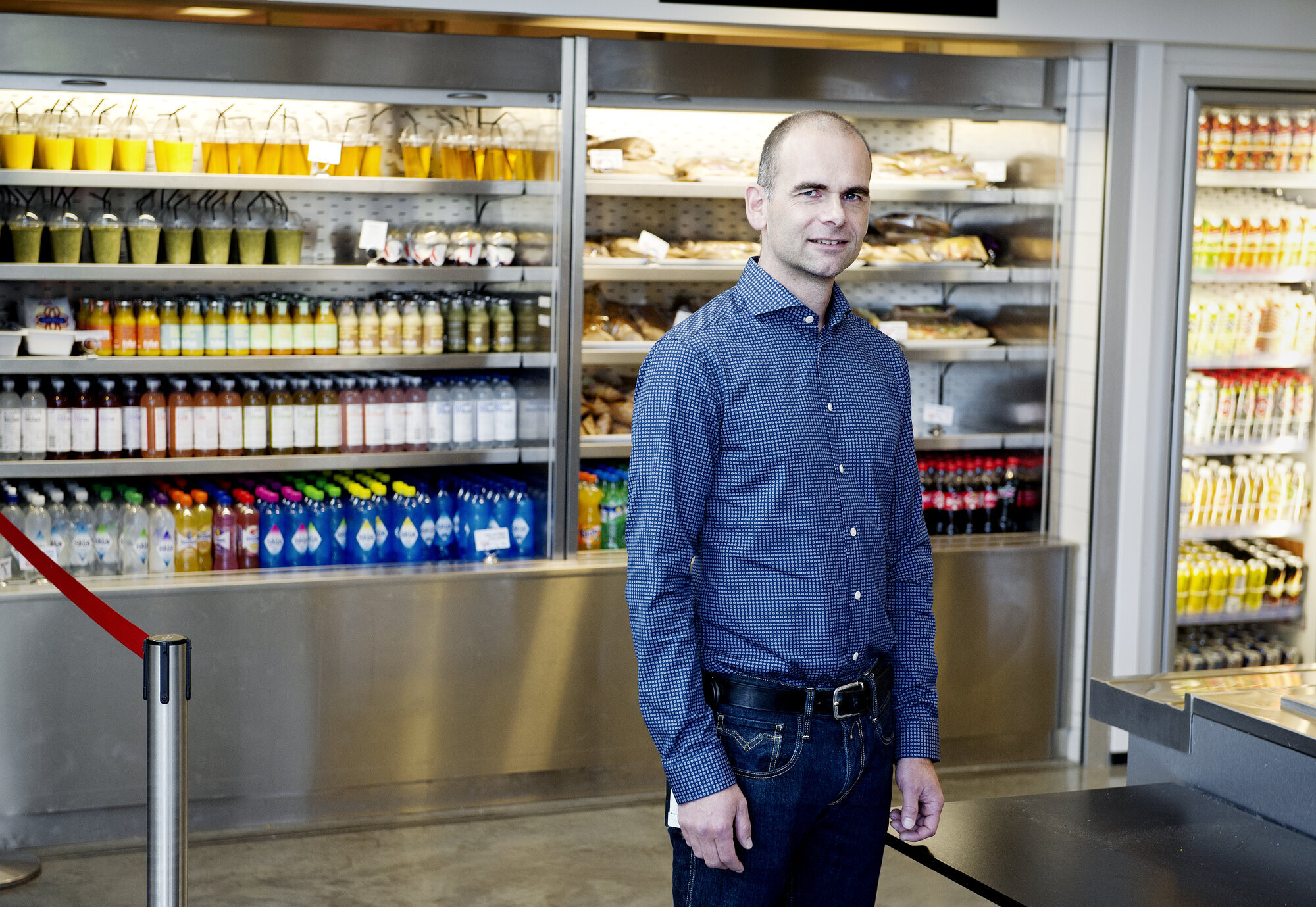 Doktorand Roger Ekeberg Henriksen, førsteamanuensis ved institutt for sykepleiefag på Høgskolen i Bergen. Bildet viser forsker Roger Ekeberg Henriksen foran en kjøledisk.