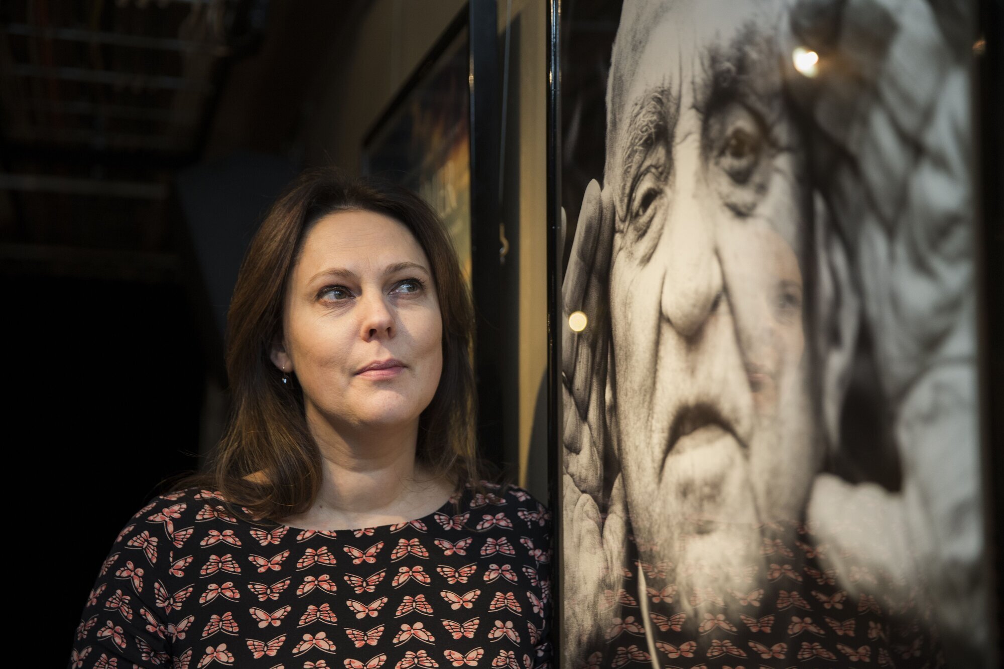 Regissør og produsent Margreth Olin med filmen "Mannen fra Snåsa", her foran plakaten av Joralf Gjerstad. Olin har filmet 22 mennesker i møte med Gjerstad.