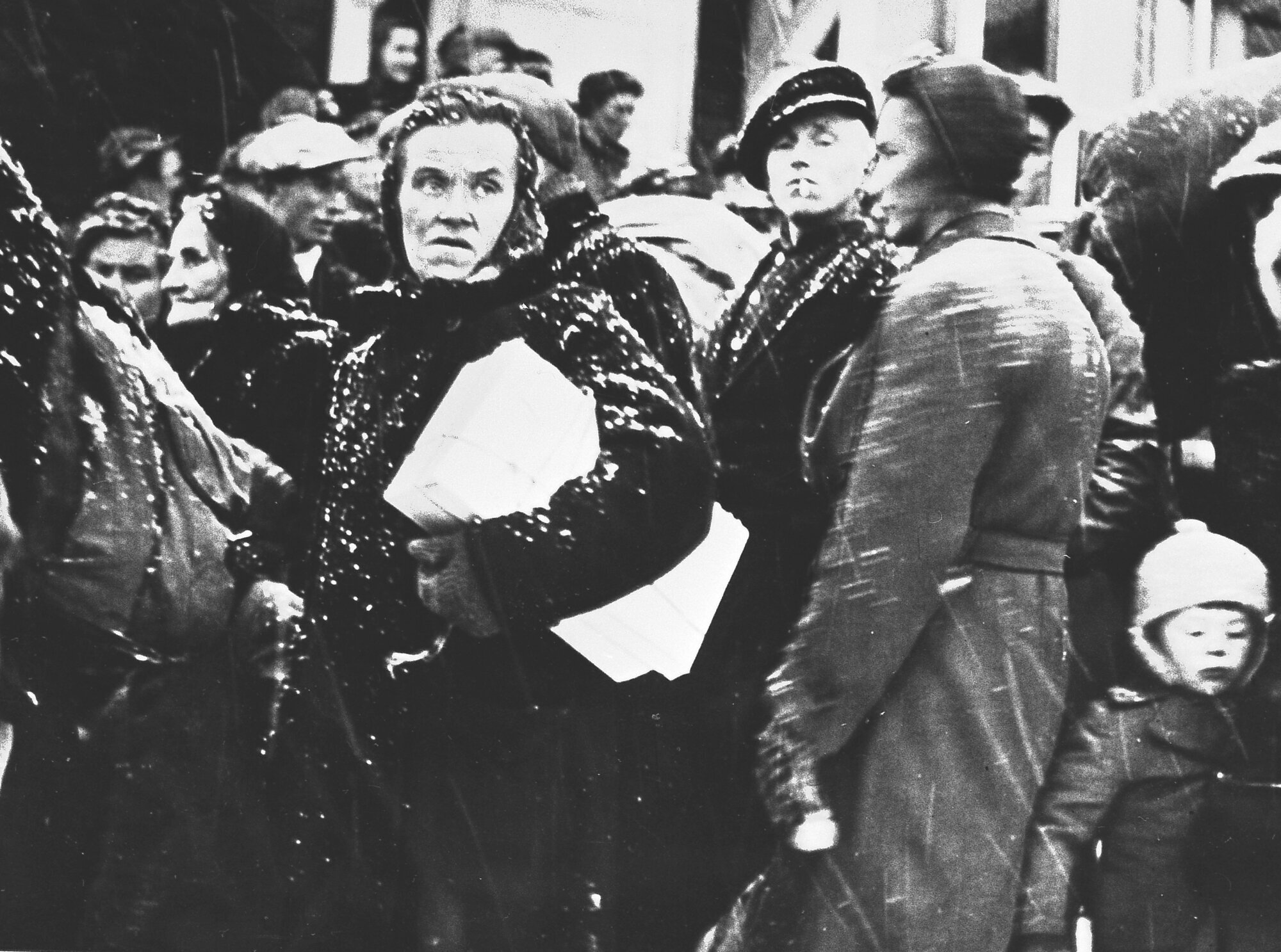 Kiruna, Sverige, matkø, norske flyktninger Bildet viser mennesker i matkø i Kiruna.