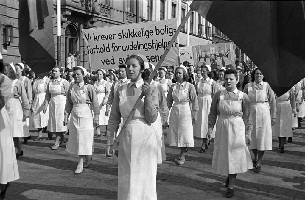 Engasjerte sykepleiere markerer 1. mai i Oslo, 1947. Bildet viser sykepleiere i 1. mai-toget i Oslo, 1947.