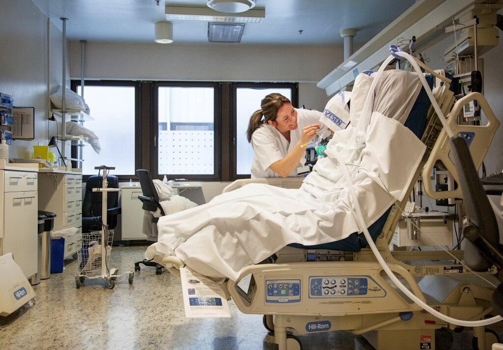 Haukeland universitetssjukehus, trykksår, spesialseng Bildet viser intensivsykepleier Grethe Teigen som steller en pasient i spesialseng.