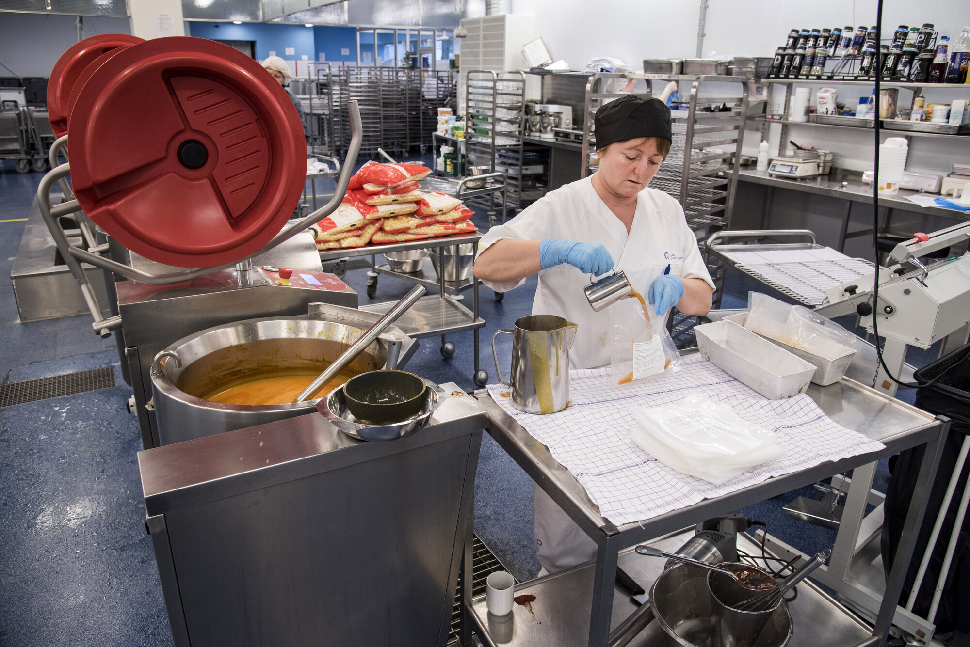 Storkjøkken Storkjøkken med en kokk som lager mat