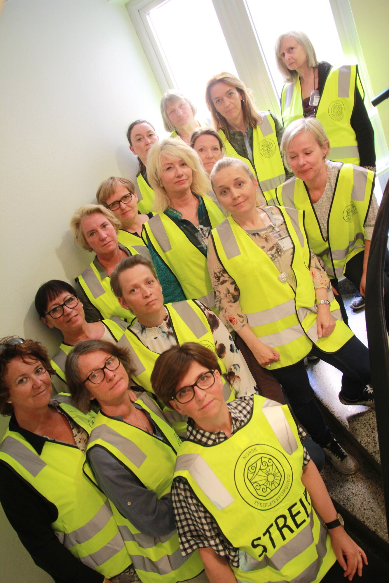 Sykepleiere i streik. Kreftforeningens sykepleiere sammen med streikeleder Eli Gunhild By. Sykepleiere i streik. Kreftforeningens sykepleiere sammen med streikeleder Eli Gunhild By.