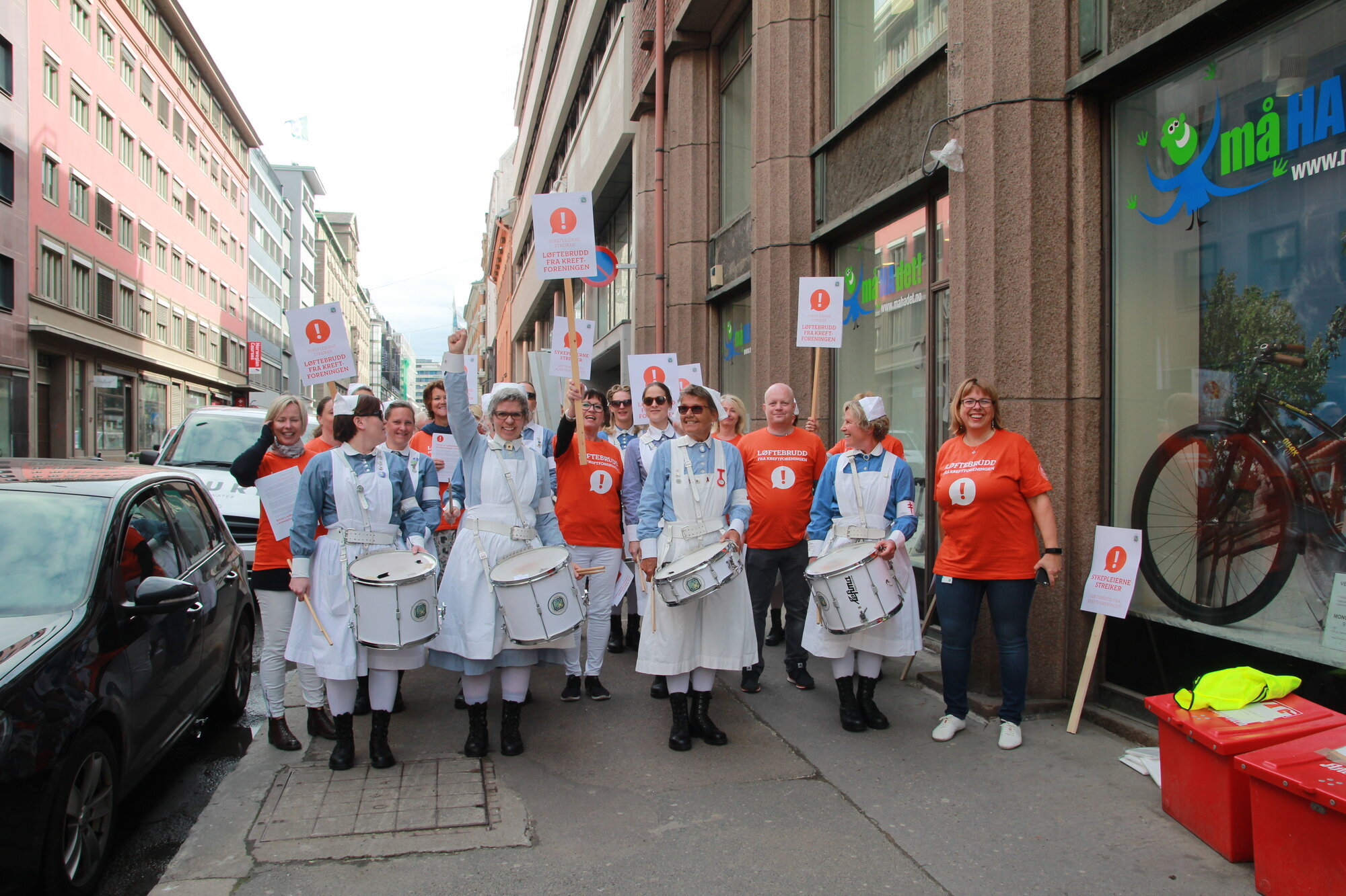 Streikende og trommekorpset utenfor Kreftforeningens lokaler Streikende og trommekorpset utenfor Kreftforeningens lokaler