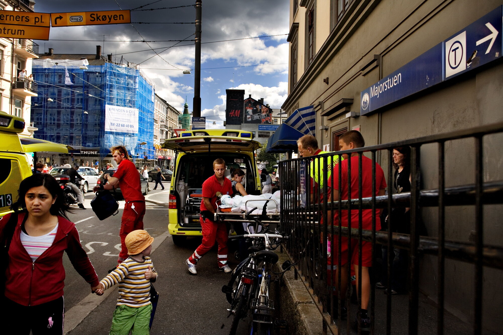 T-baneulykke på Majorstuen stasjon Bildet viser en ambulanse som kjører bort en gutt som har fått sjokk etter å ha bevitnet en t-baneulykke på Majorstuen stasjon i Oslo.