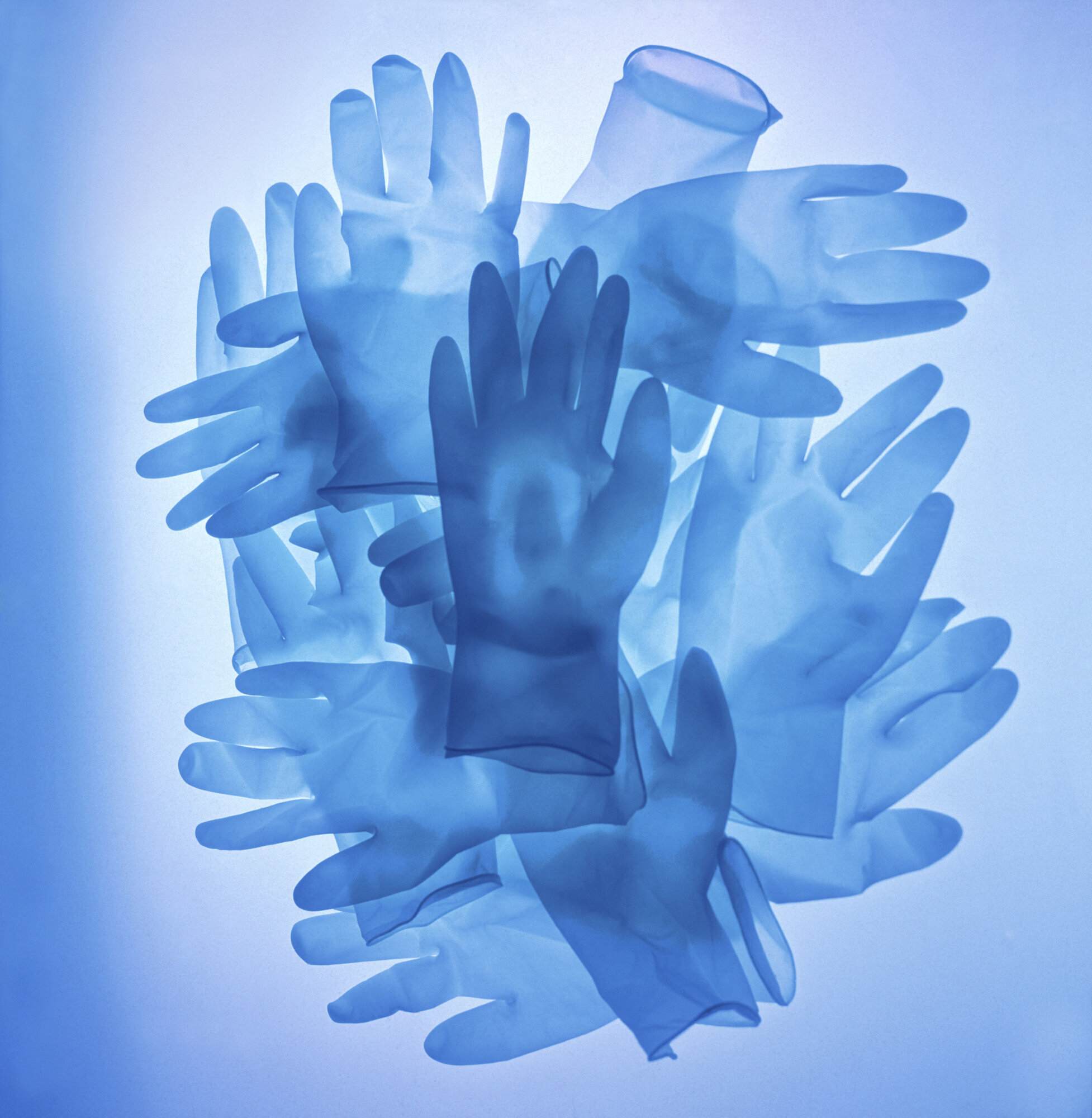 hansker, helsevesen Bildet viser en haug med blå engangshansker.