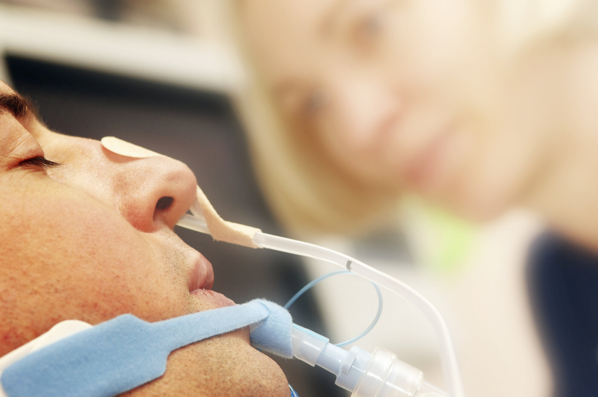 pasient, intensiv Bildet viser en intubert pasient med ernæringssonde.