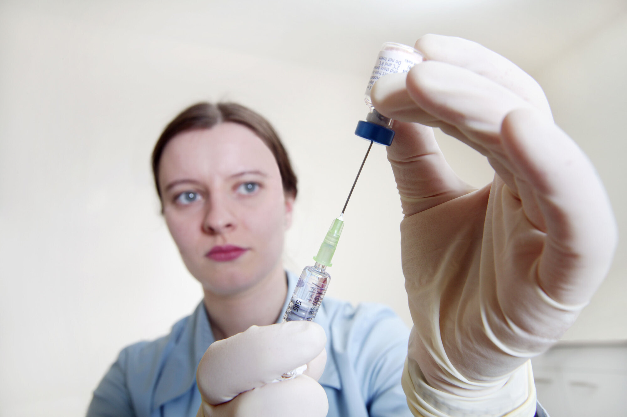 MMR-vaksine Bildet viser en sykepleier som trekker opp MMR-vaksine.