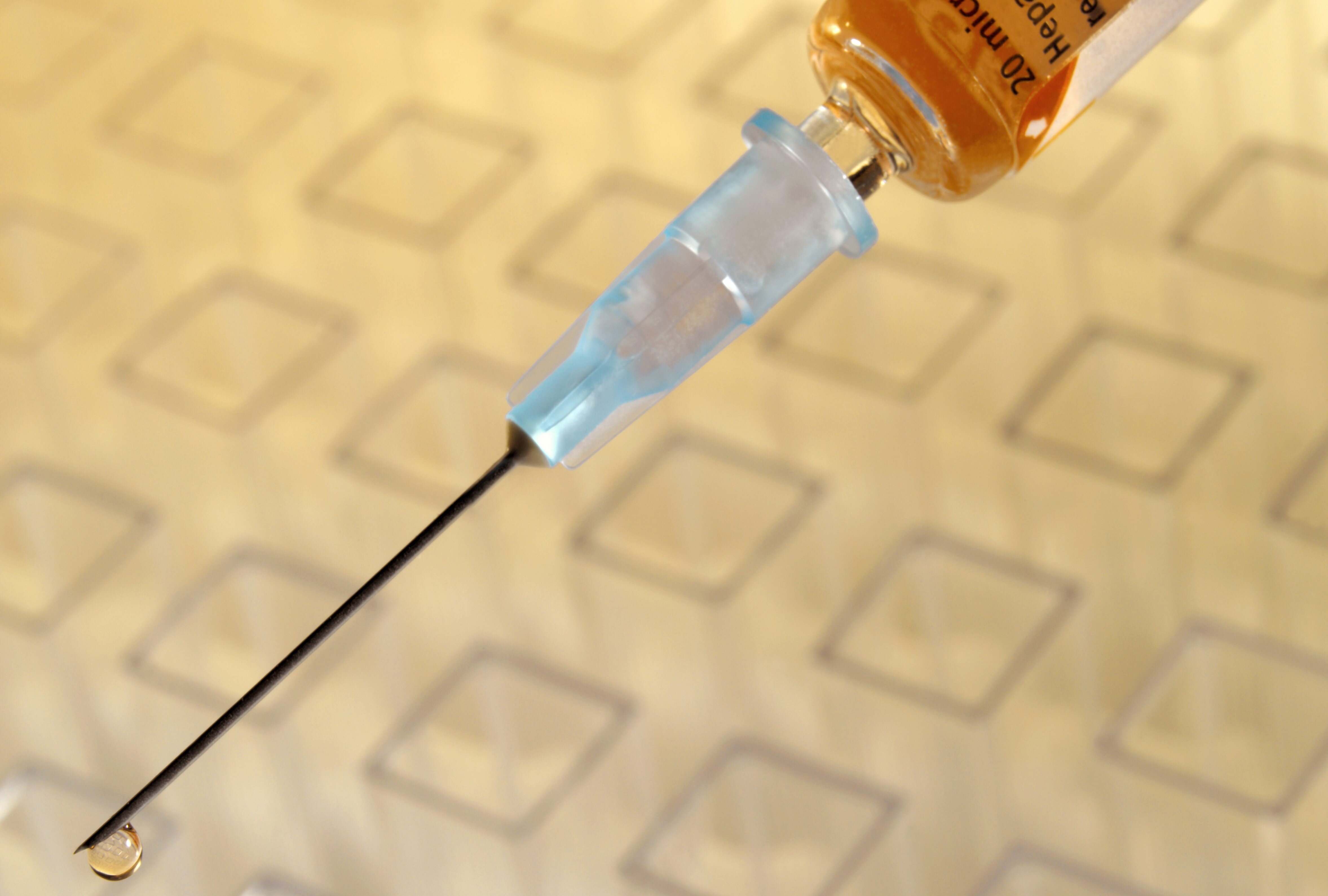 Bildet viser en vaksine mot hepatitt B.