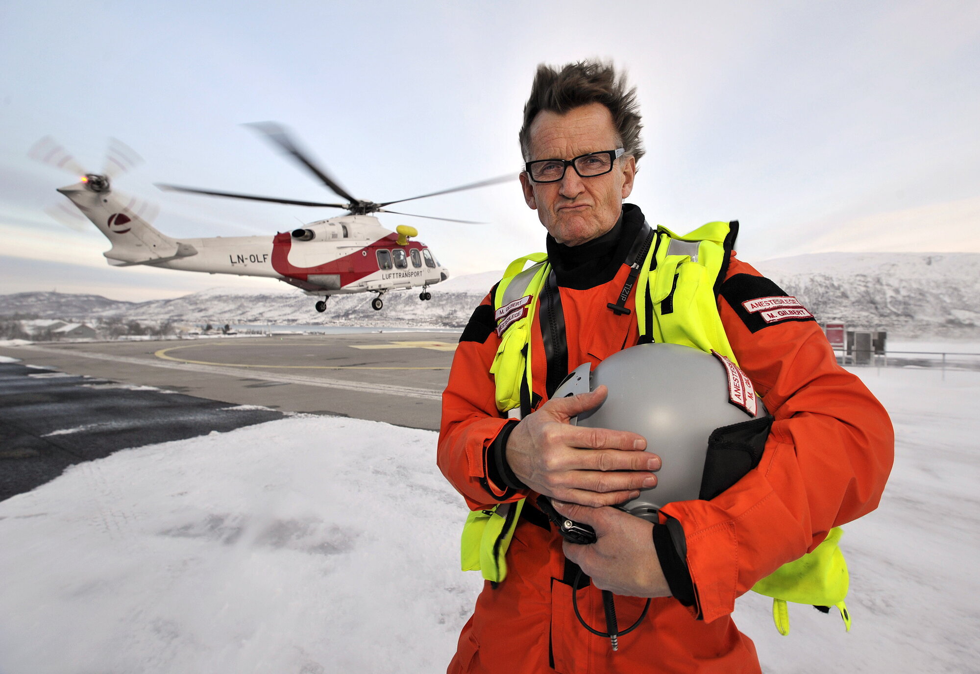Bildet viser Mads Gilbert utstyrt for &aring; fly i luftambulanse