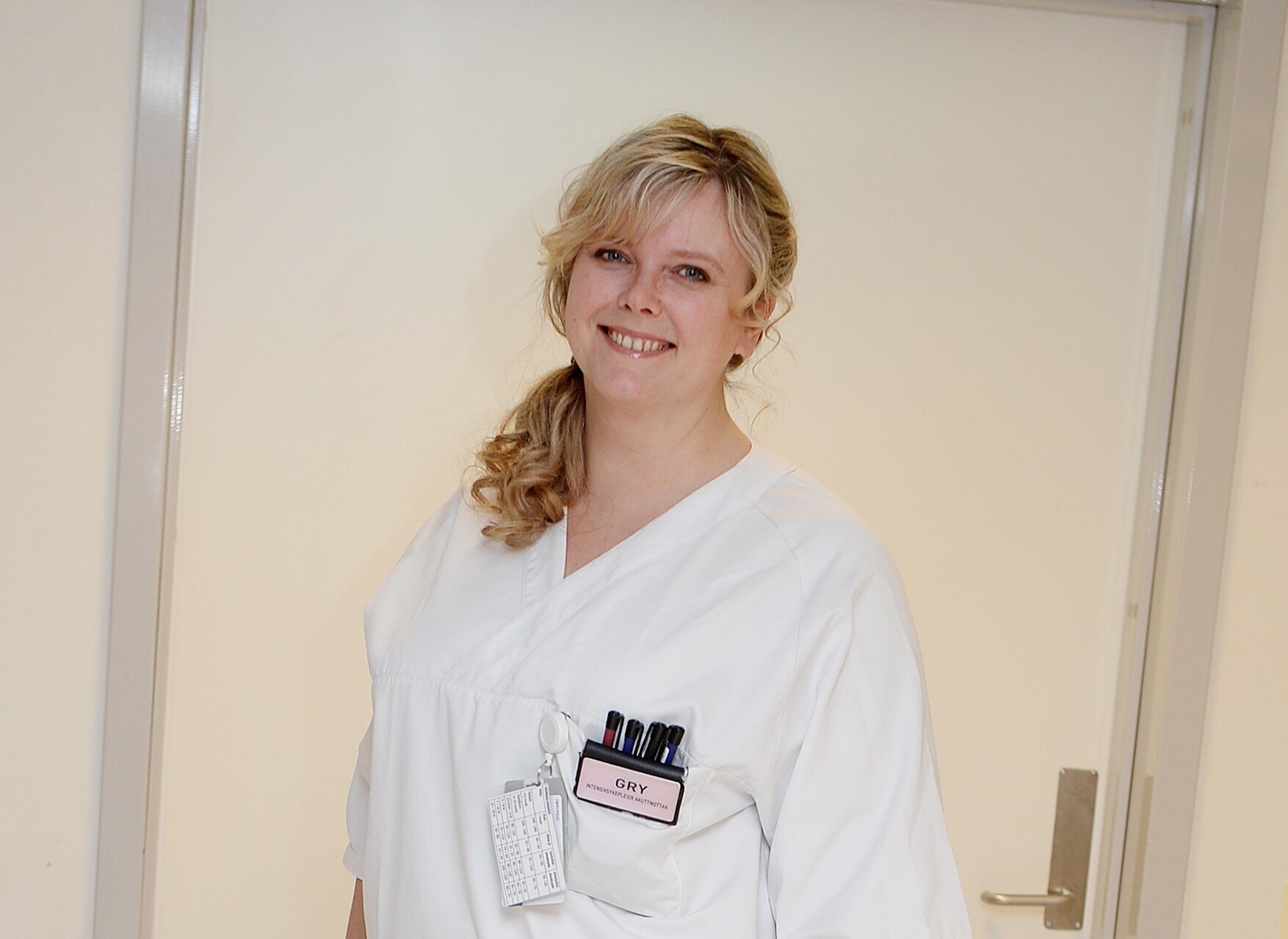 Gry Dølemo, Sykehuset Sørlandet, Arendal Bildet viser Gry Dølemo i sykepleieruniform.