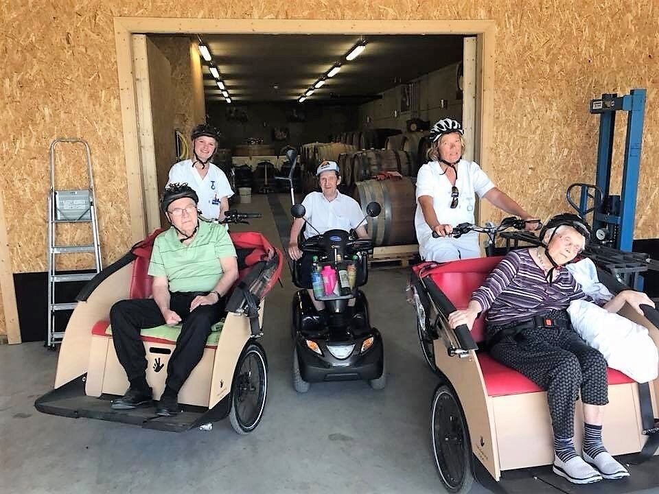 Pasienter og ansatte på sykkeltur Bildet viser pasienter og ansatte på sykkeltur