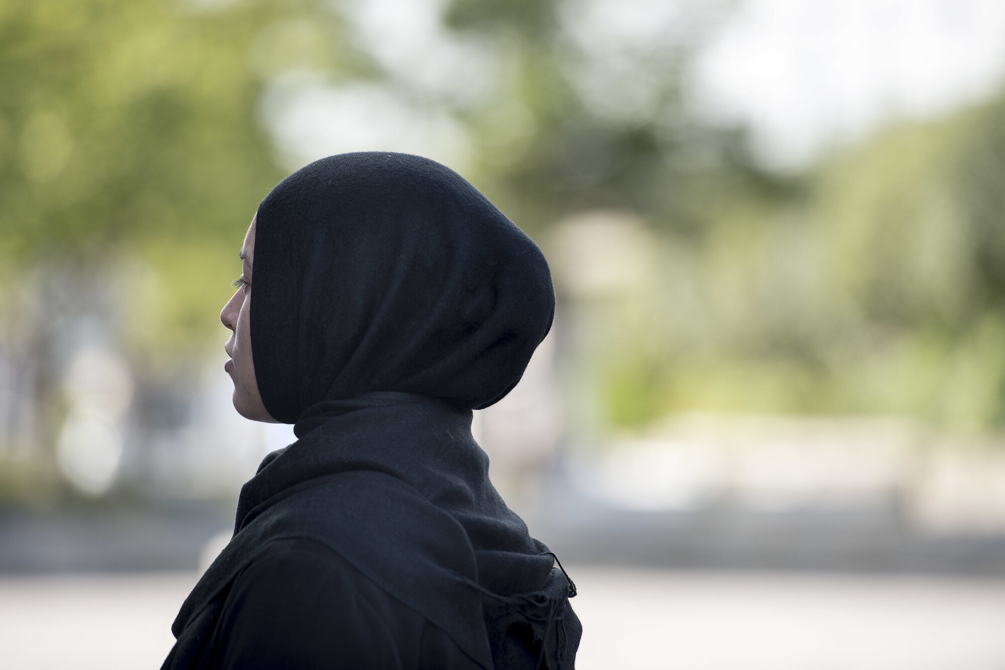 hijab, arbeidsantrekk Bildet viser en kvinne med hijab, sett i profil bakfra.