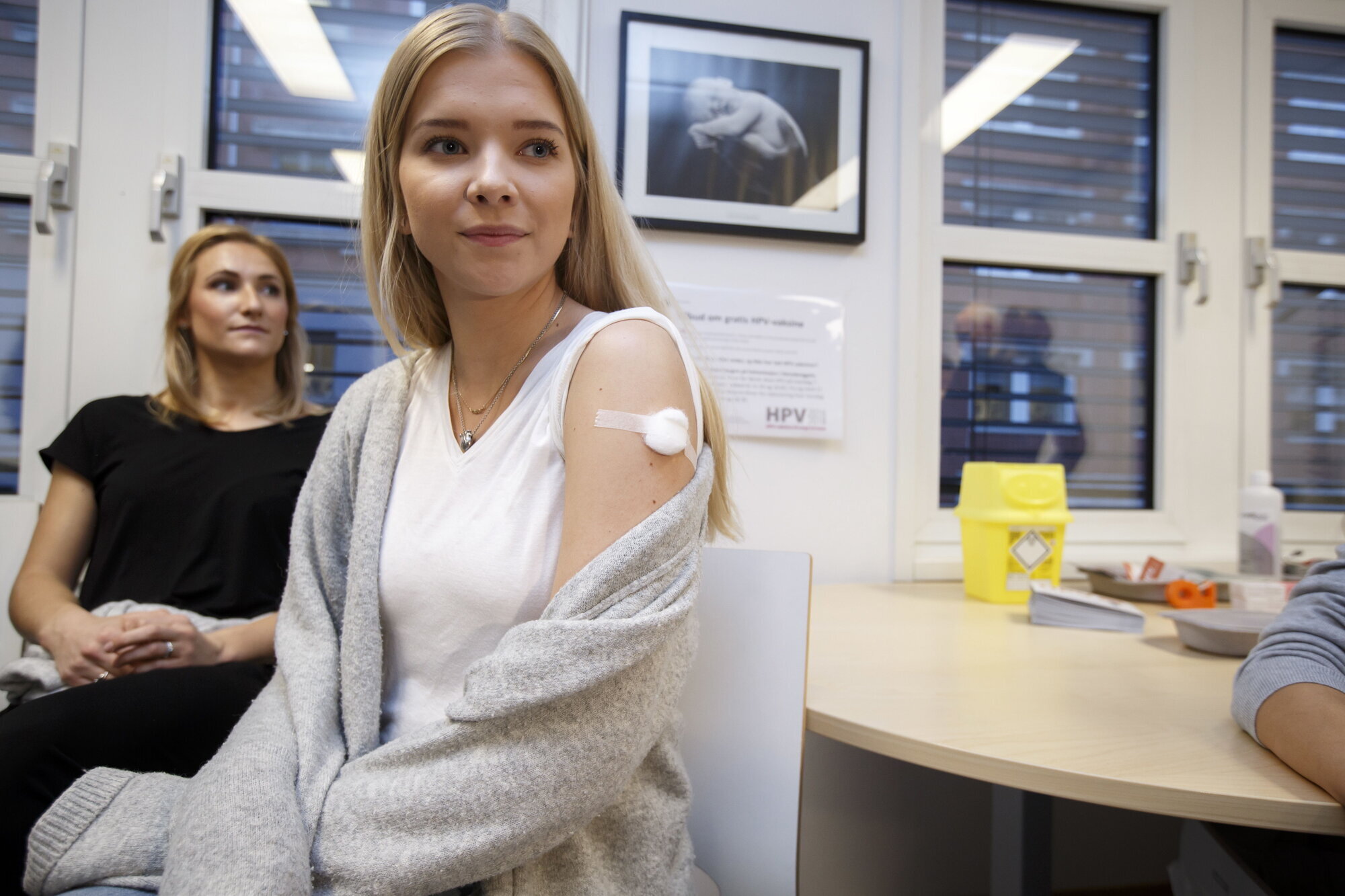 hpv-vaksine, hpv, vaksine Bildet viser sykepleierstudent som er ferdig vaksinert mot hpv.