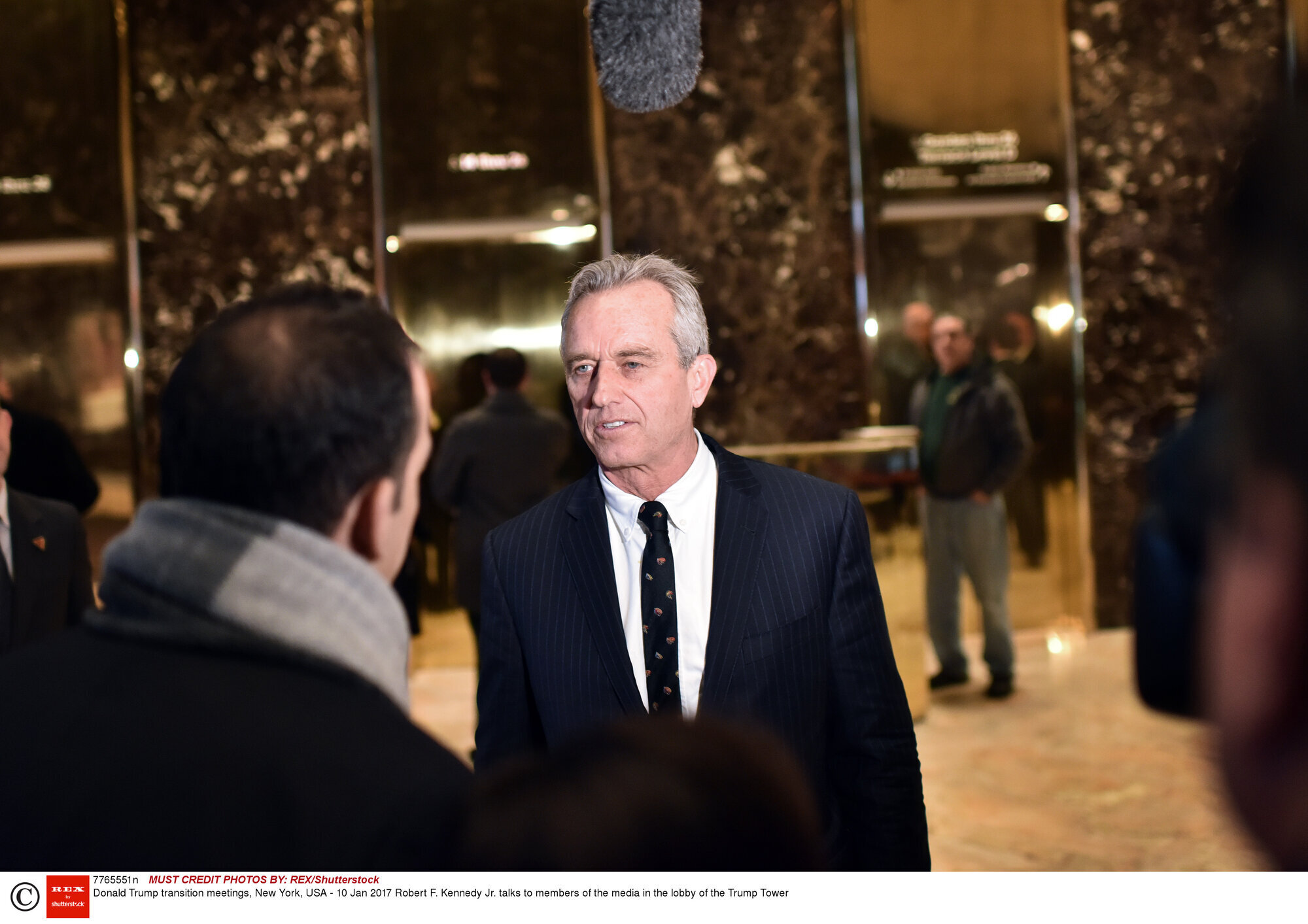 Robert F. Kennedy Jr. Bildet viser Robert F. Kennedy Jr. som snakker med media.