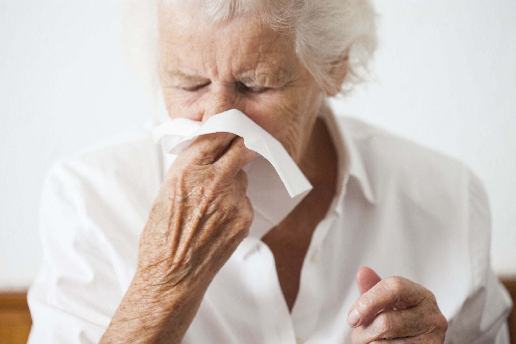 influensa, nys Bildet viser en eldre dame som snyter seg.