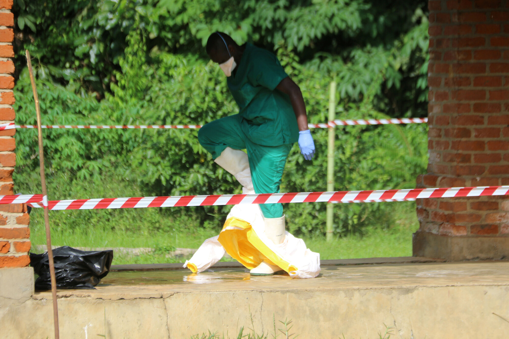 Ebola, kongo, helsepersonell Bildet viser en helsearbeider som tar av seg smittevernutstyr.