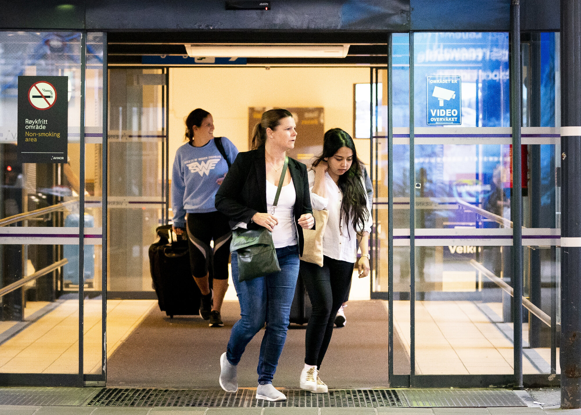 Abbasi-familien Bildet viser søsknene Yasin, Taibeh og Ehsan og deres mor Atefa Rezaie Abbasi på Værnes lufthavn