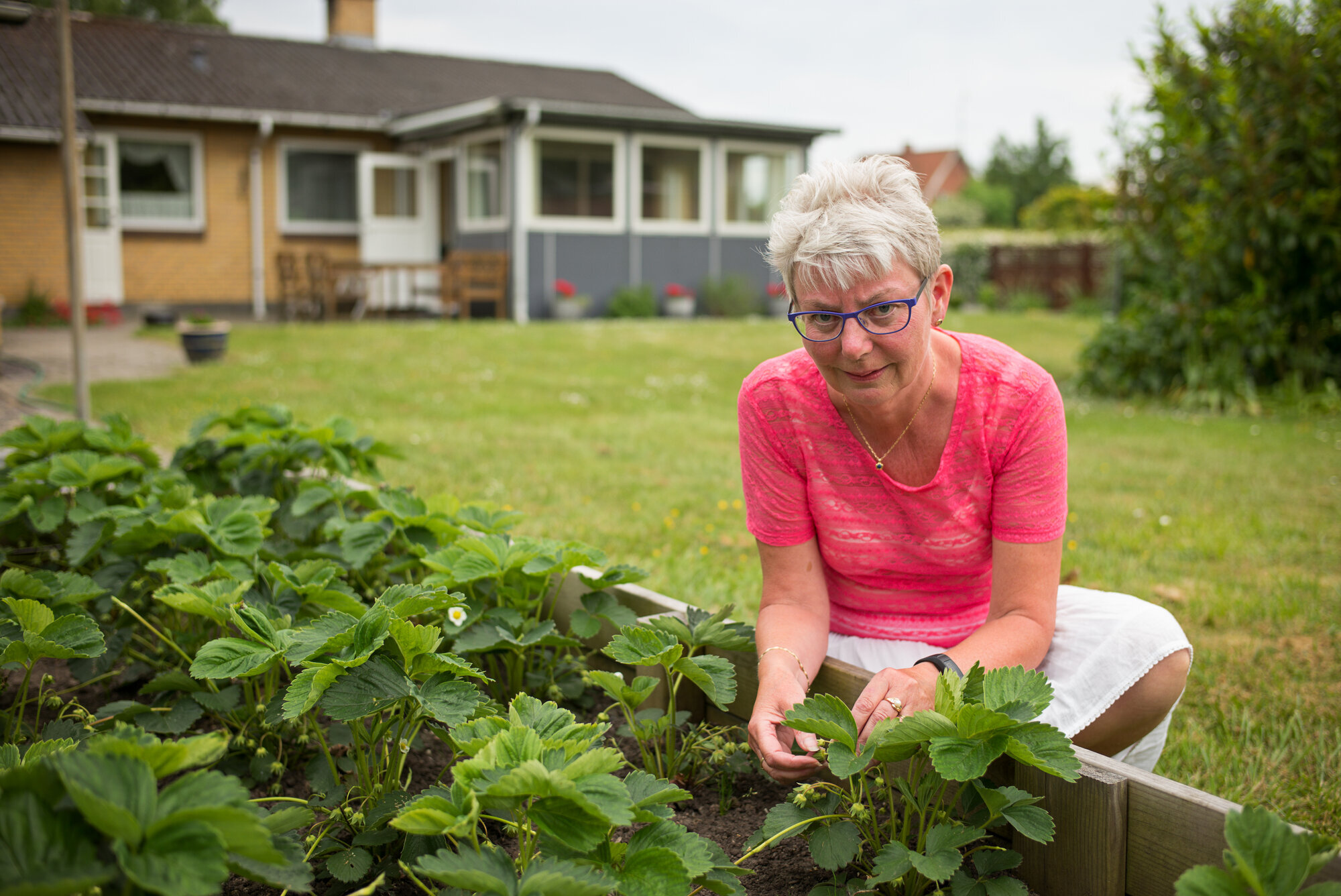 Pia Christensen Bildet viser Pia Christensen som gjør hagearbeid.