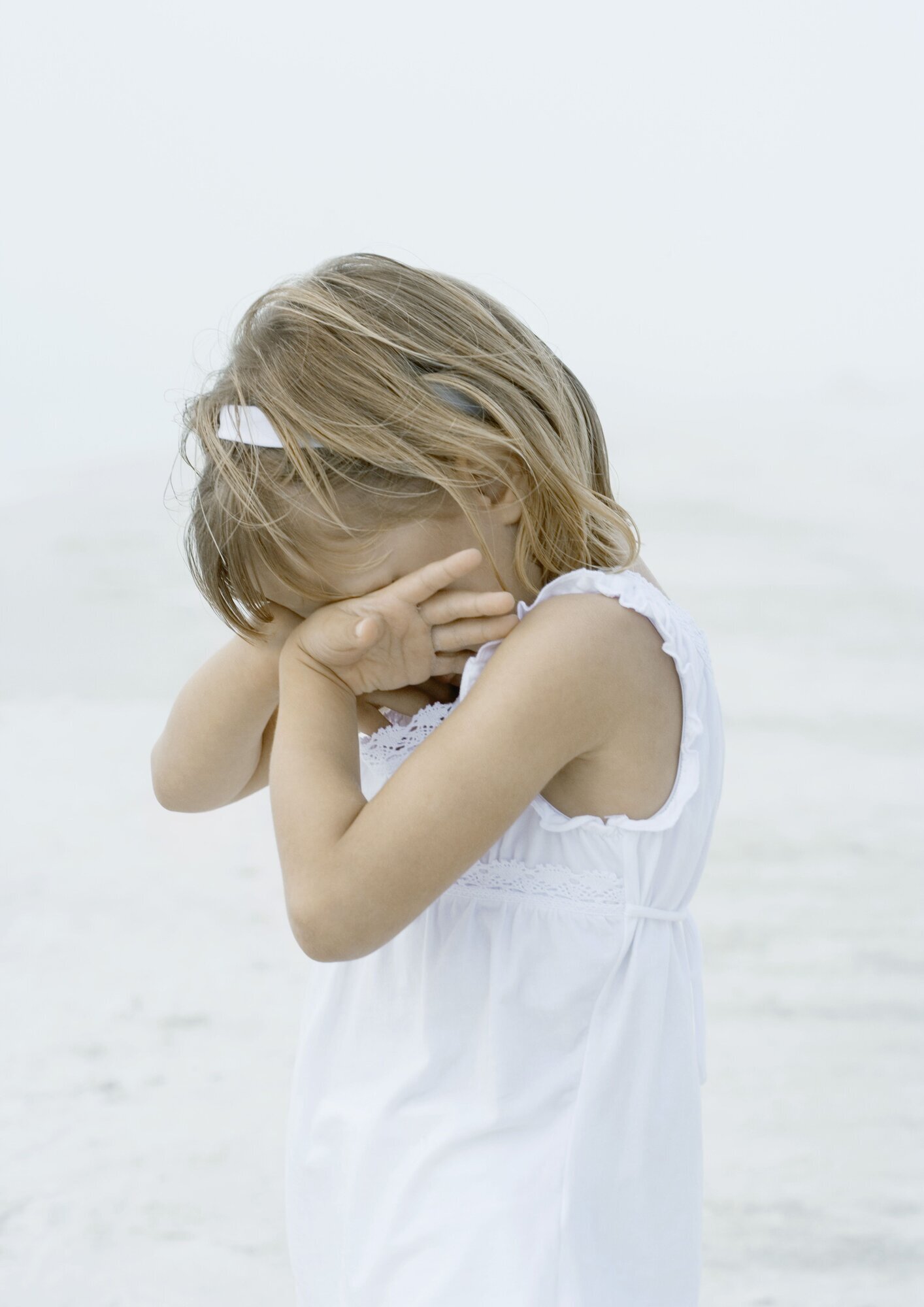 Trist pike Illustrasjonsfoto av liten jente som er lei seg