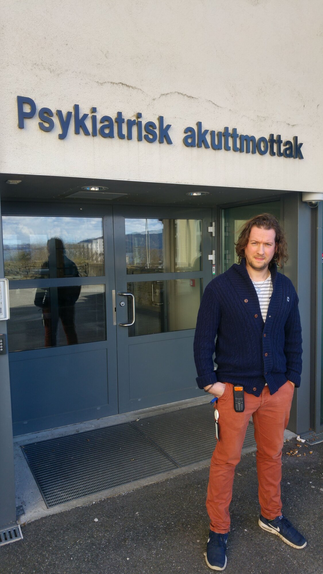 Psykiatrisk sykepleier Trond Solholm utenfor Sandviken sykehus i Bergen, der han jobber. Bildet viser Trond Solholm utenfor Sandviken sykehus i Bergen.
