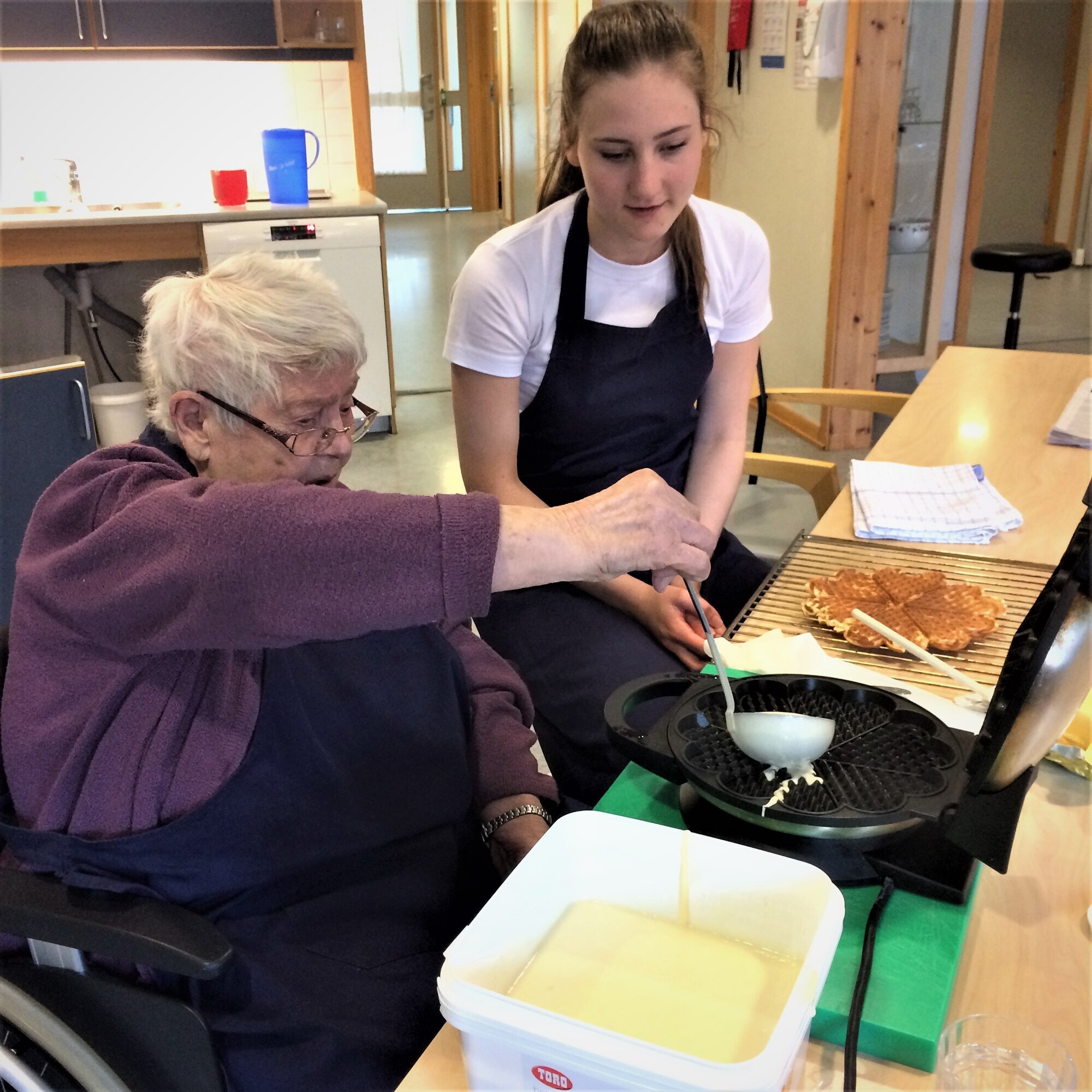 Bildet viser pasient som steiker vafler