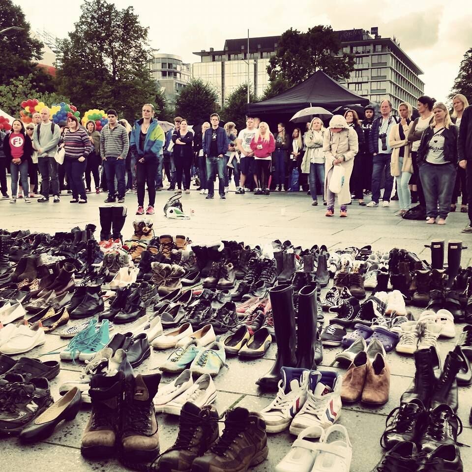 Verdens overdosedag markeres på med mange tomme sko som står på rad og rekke. De symboliserer de som har mistet  livet i overdose. Bildet er fra Festplassen i Bergen fra markeringen i 2015.