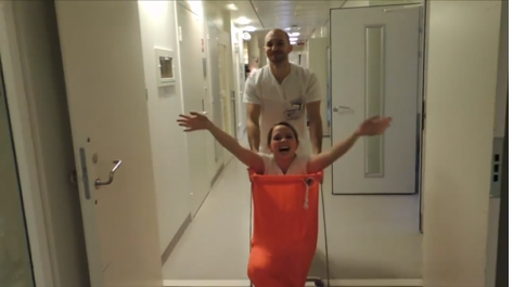 Avdeling for ryggmargsskader, St. Olavs Hospital Bildet er en skjermdump fra filmen, der en blir trillet i en skittentøyskurv.