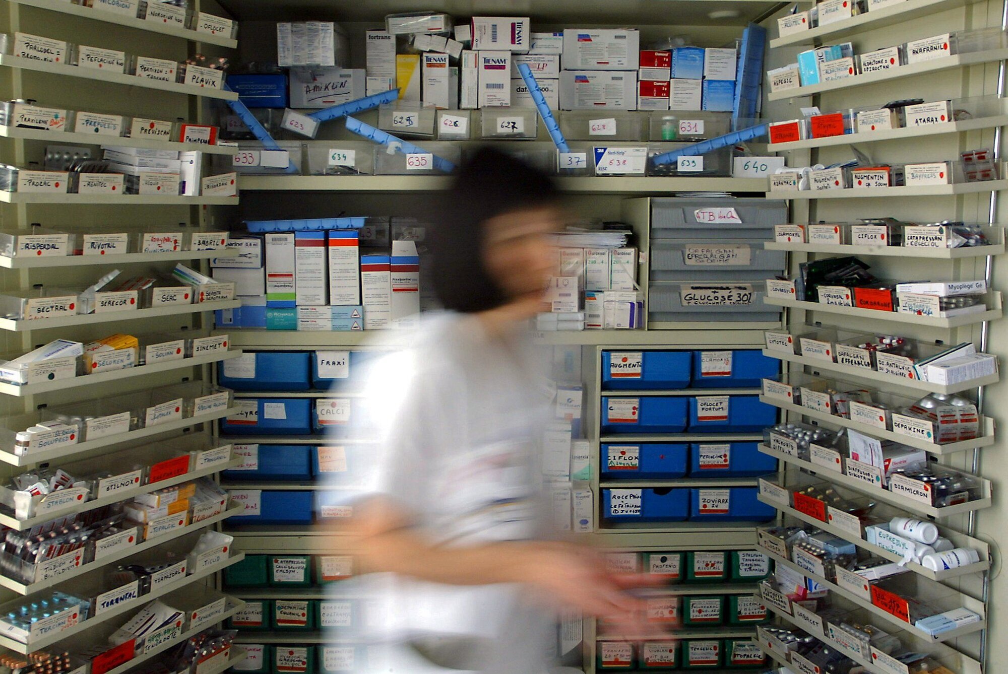 vikar Bilde av uskarp sykepleier på medisinrom