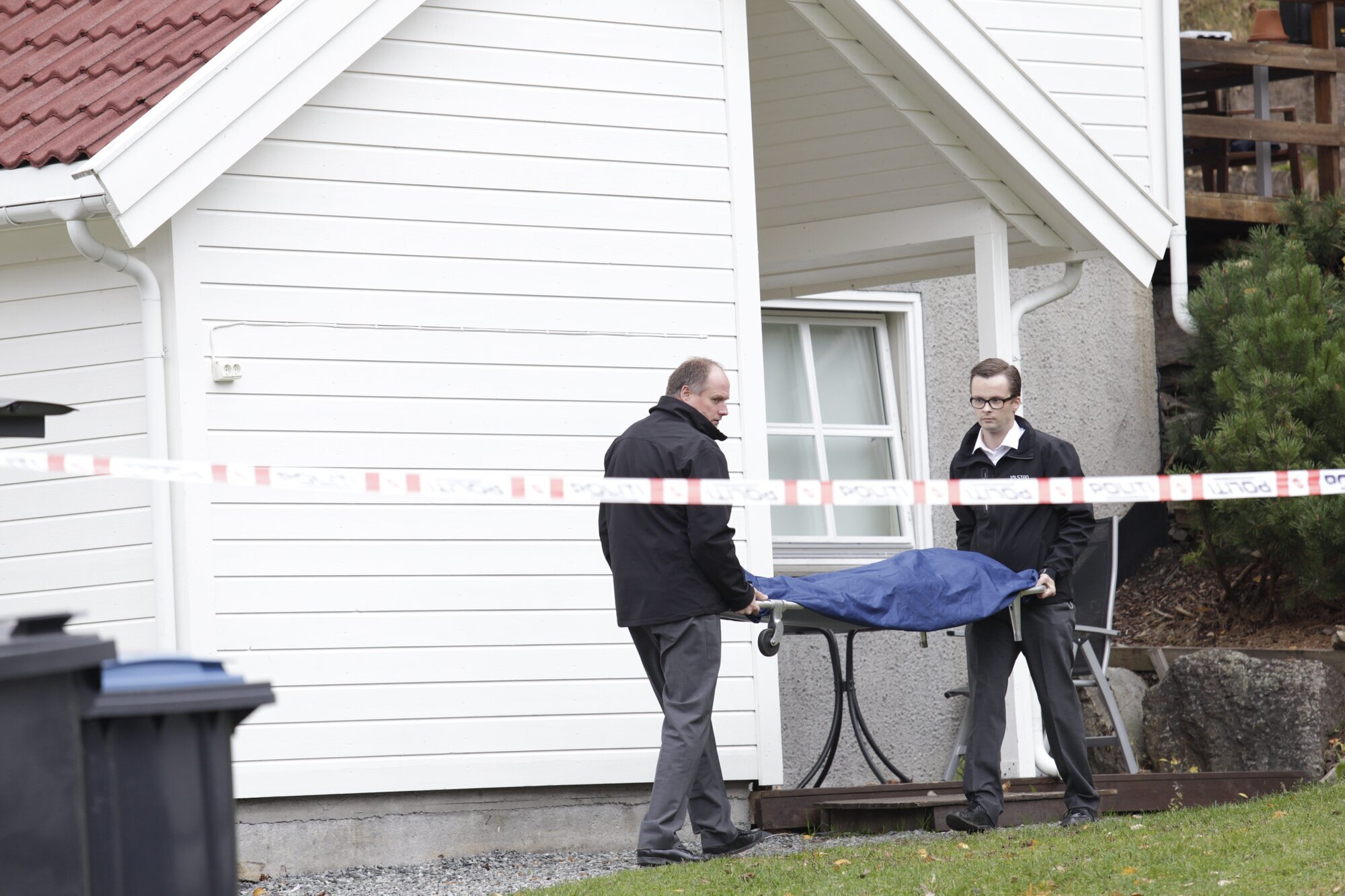 En kvinnelig ansatt som natt til tirsdag ble drept på institusjonen Små Enheter i Vollen i Asker, bæres ut fra stedet. En 15 år gammel jente som bor på institusjonen, er pågrepet og siktet for drapet. En kvinnelig ansatt som natt til tirsdag ble drept på institusjonen Små Enheter i Vollen i Asker, bæres ut fra stedet. En 15 år gammel jente som bor på institusjonen, er pågrepet og siktet for drapet.